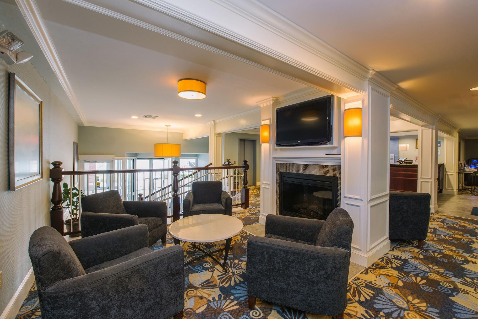 Vista Lobby Holiday Inn Express & Suites Merrimack – Nashua by IHG