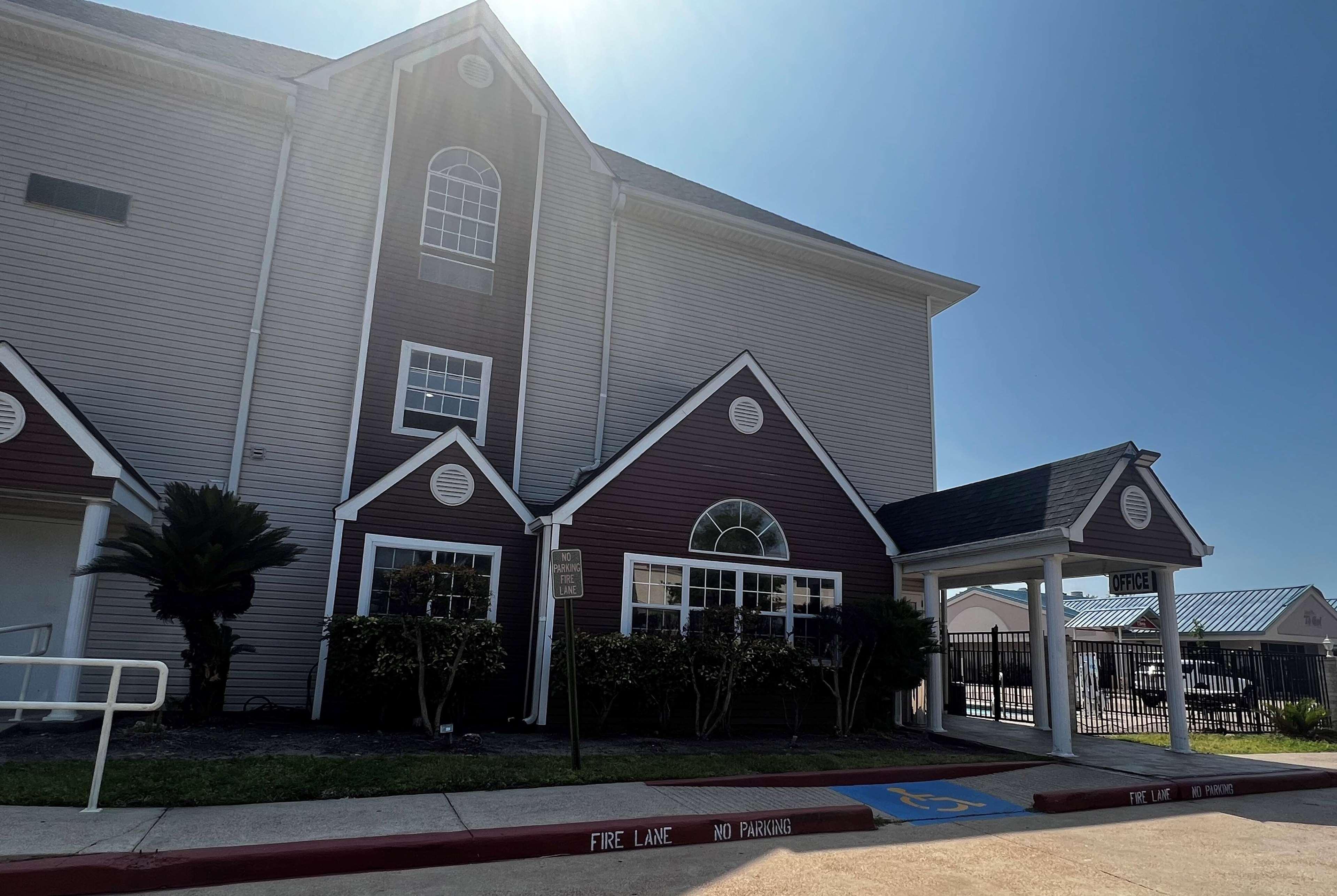 Vista Exterior Microtel Inn & Suites by Wyndham Houston