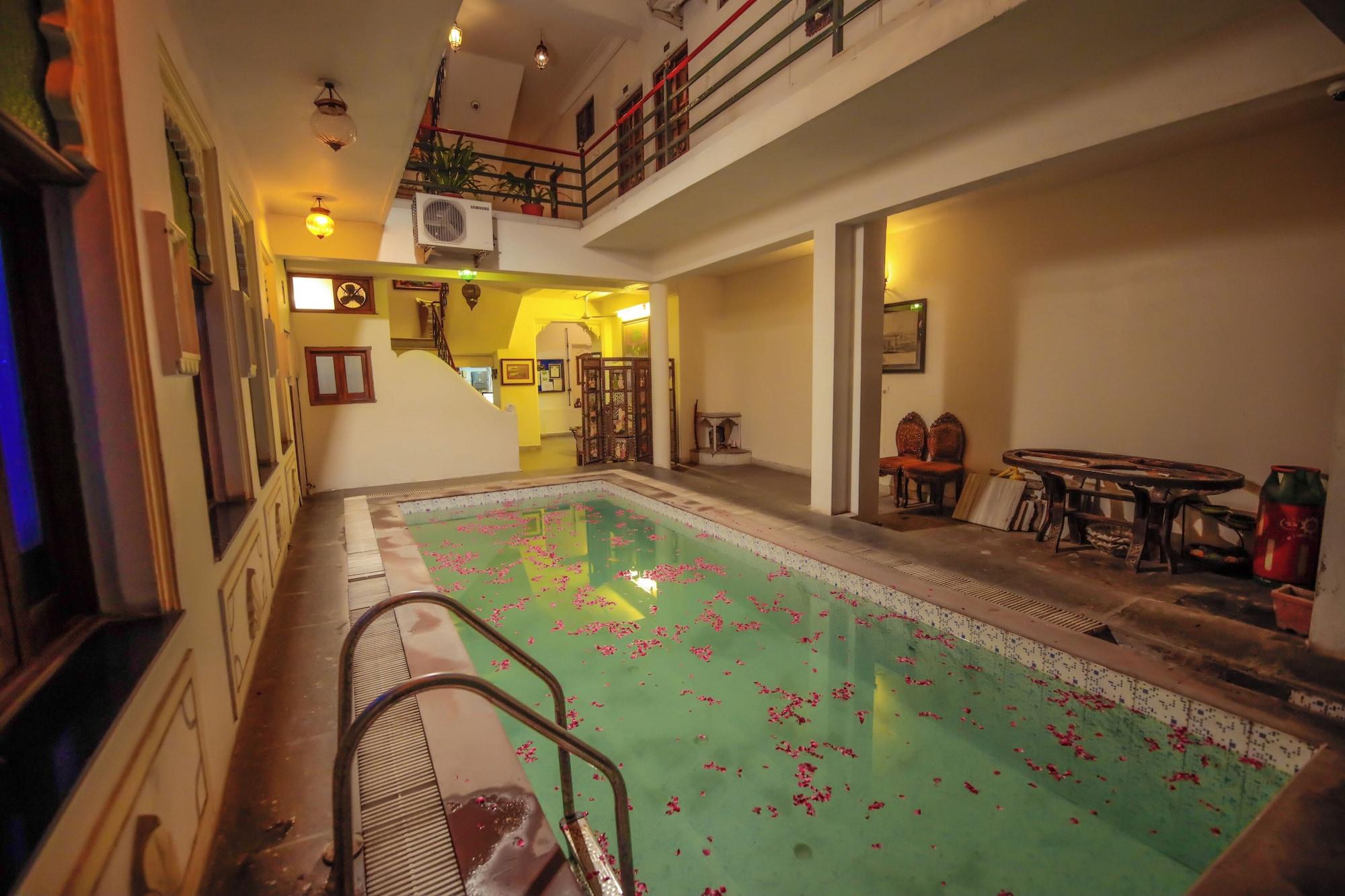 Vista Piscina Hotal Devraj Niwas on Lake Pichola Udaipur