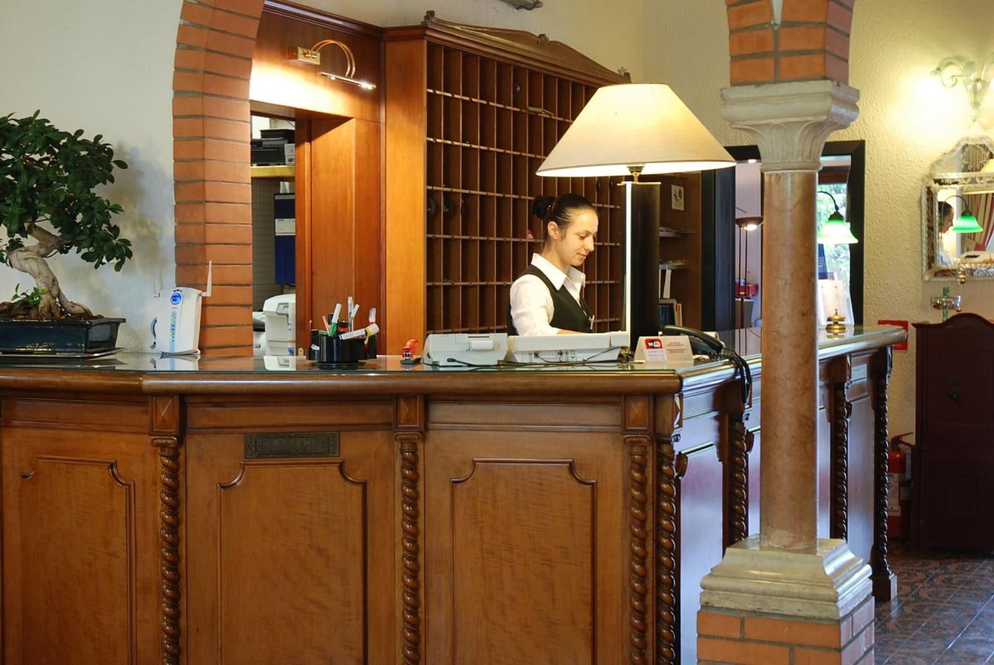 Vista Lobby Hotel Valdor