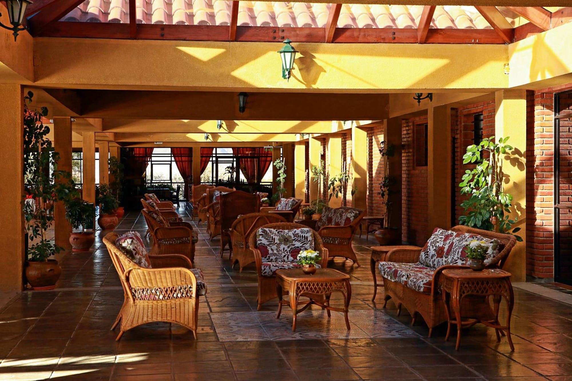 Vista Lobby Los Parrales Resort Hotel