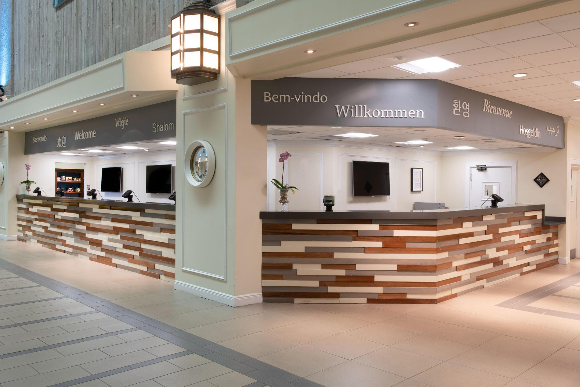 Vista Lobby DoubleTree by Hilton Orlando Theme Park Resort