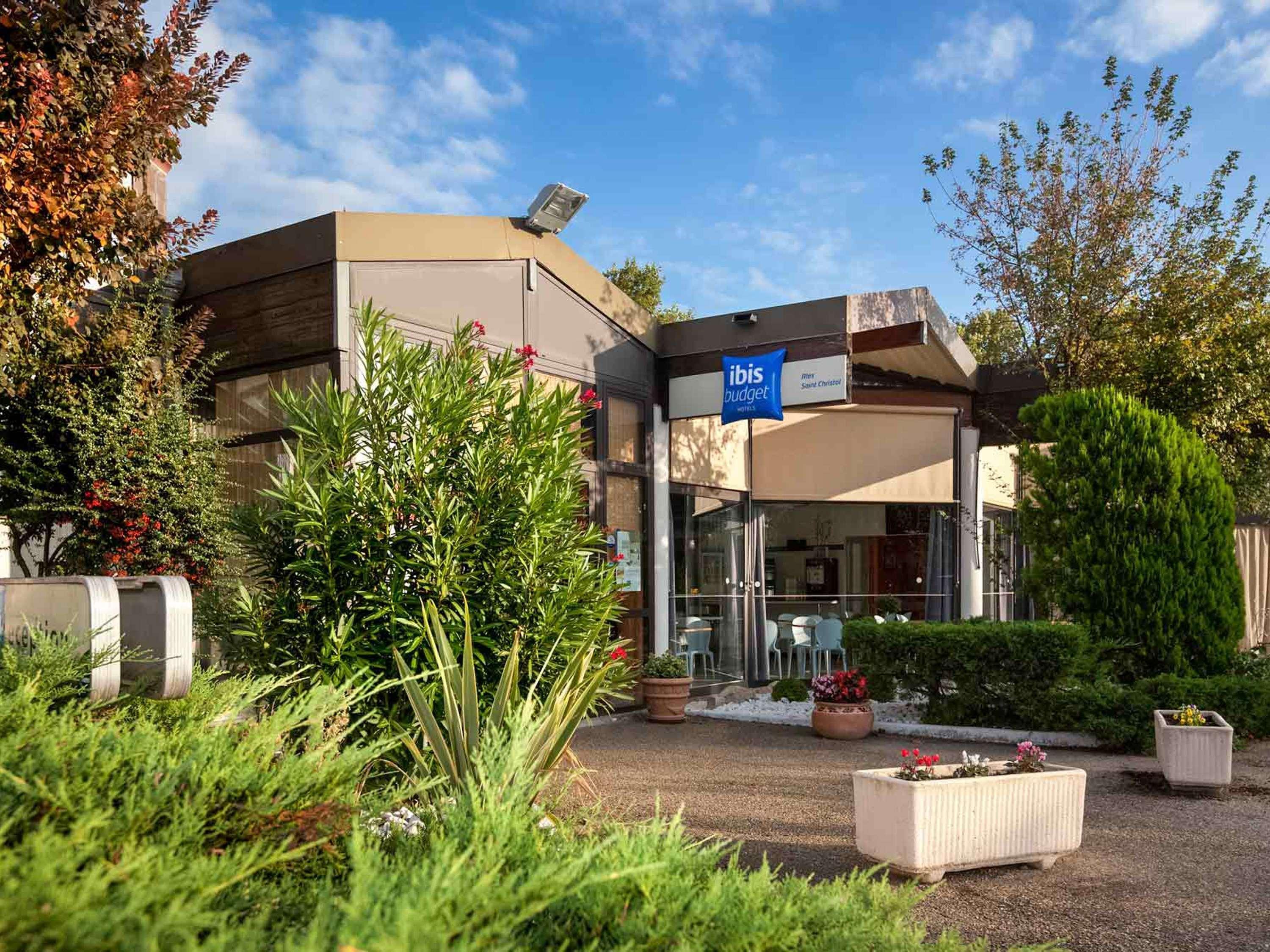 Vista Exterior ibis budget Alès Saint Christol