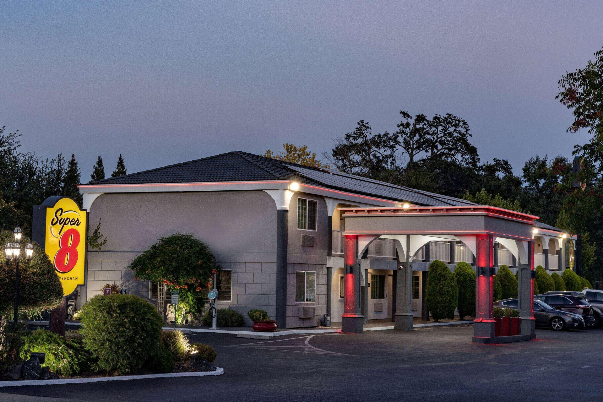 Varios Super 8 by Wyndham Ukiah
