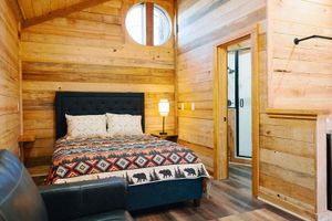 Alquiler Vacacional - Enchanting Cabin Treehouse Retreat with Fire Pit - Perfect Getaway!