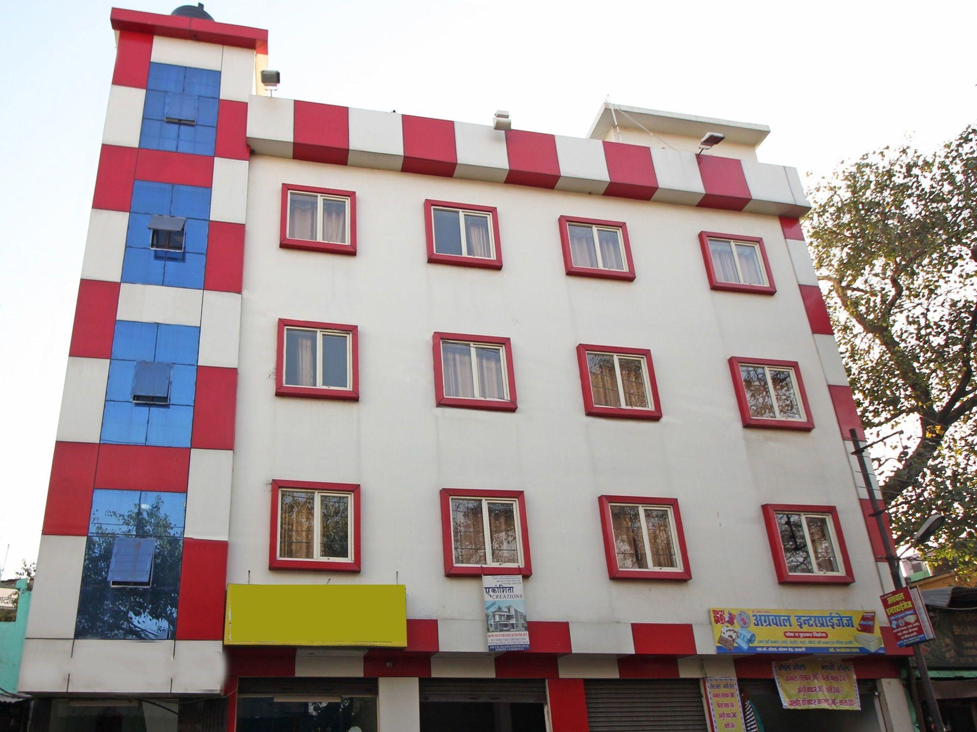 Vista Exterior OYO 4073 Hotel Esskay