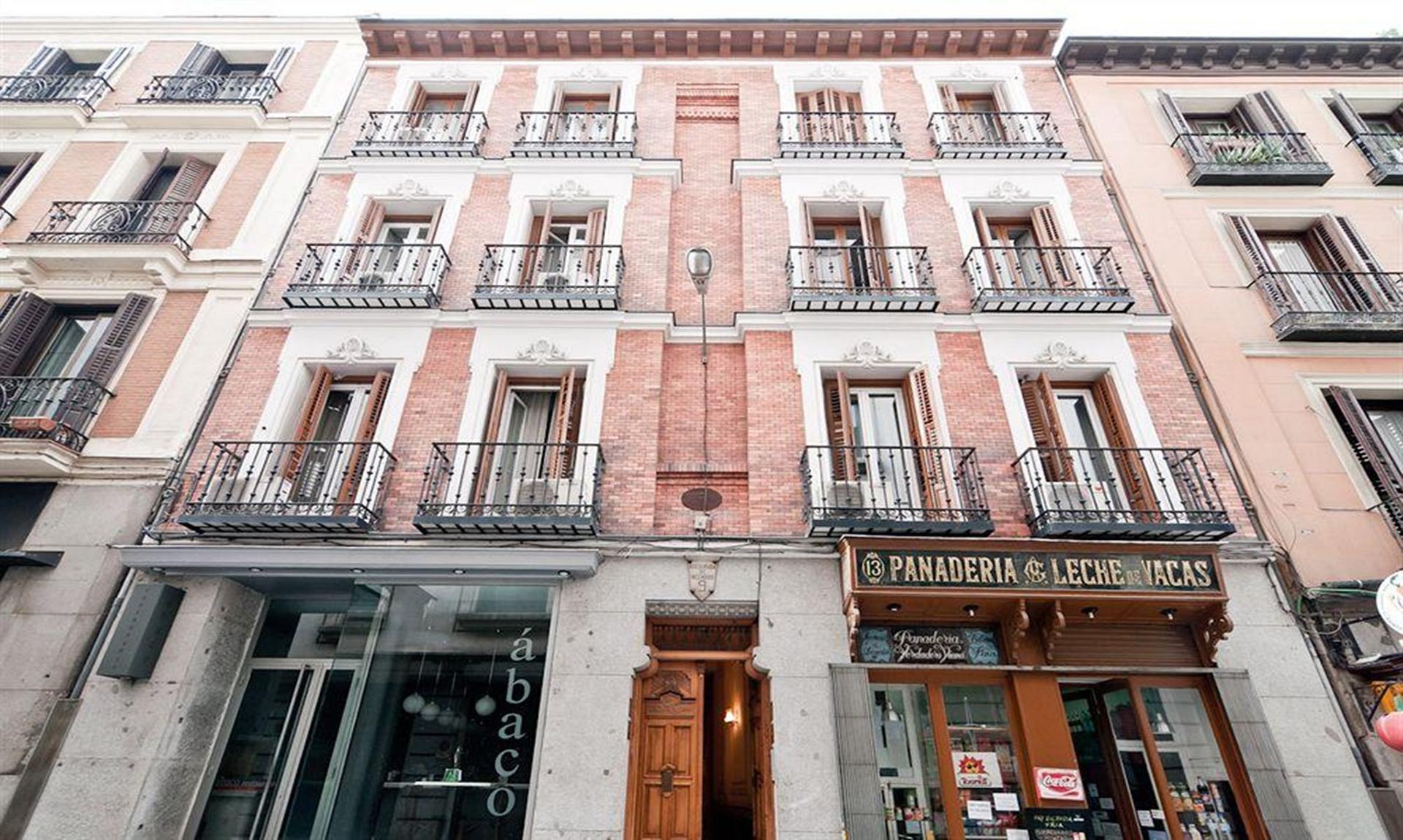 Vista Exterior Hostal Las Cortes
