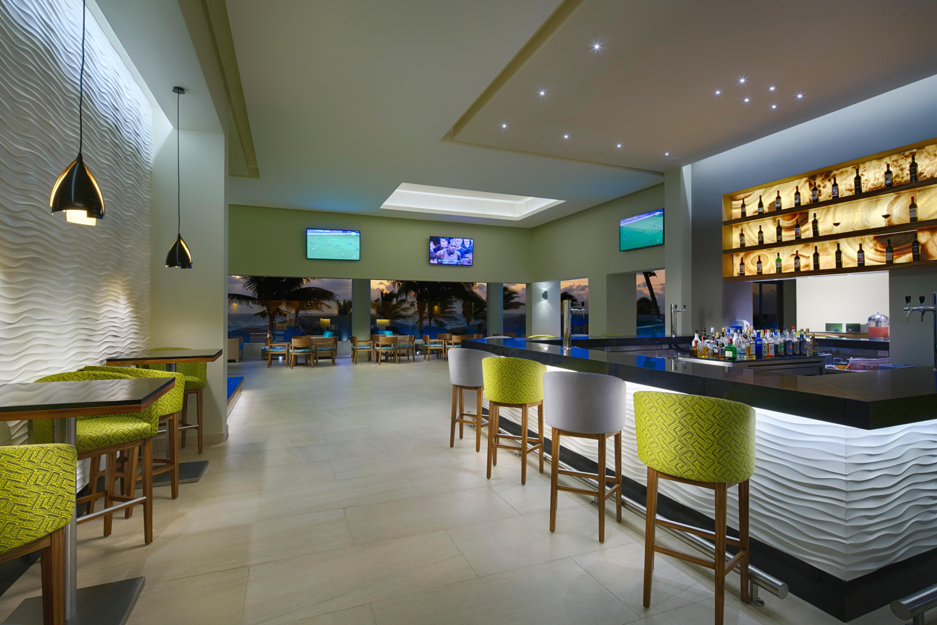 Bar/Salón Occidental Tucancún