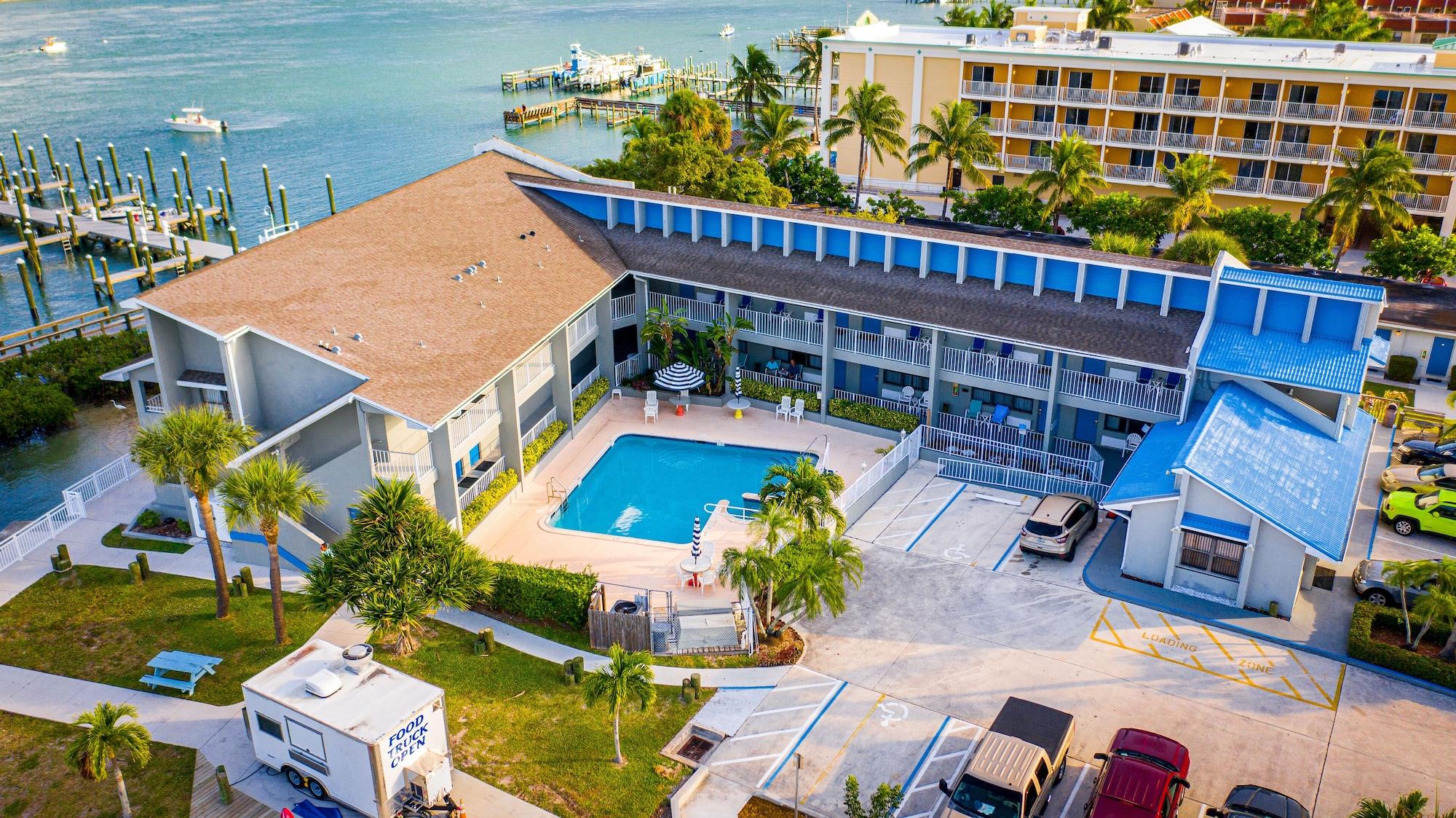 Varios Dockside Inn & Resort