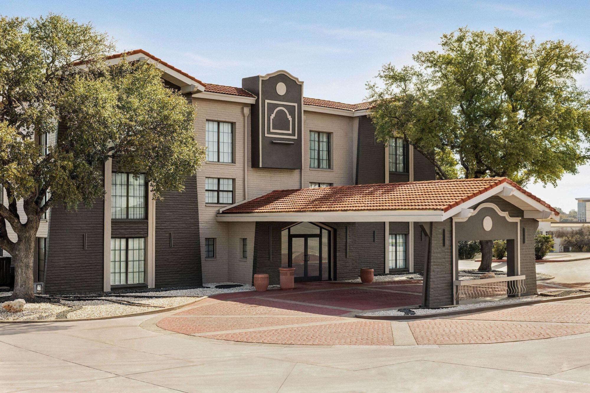 Vista Exterior La Quinta Inn by Wyndham San Antonio I-35 N at Toepperwein
