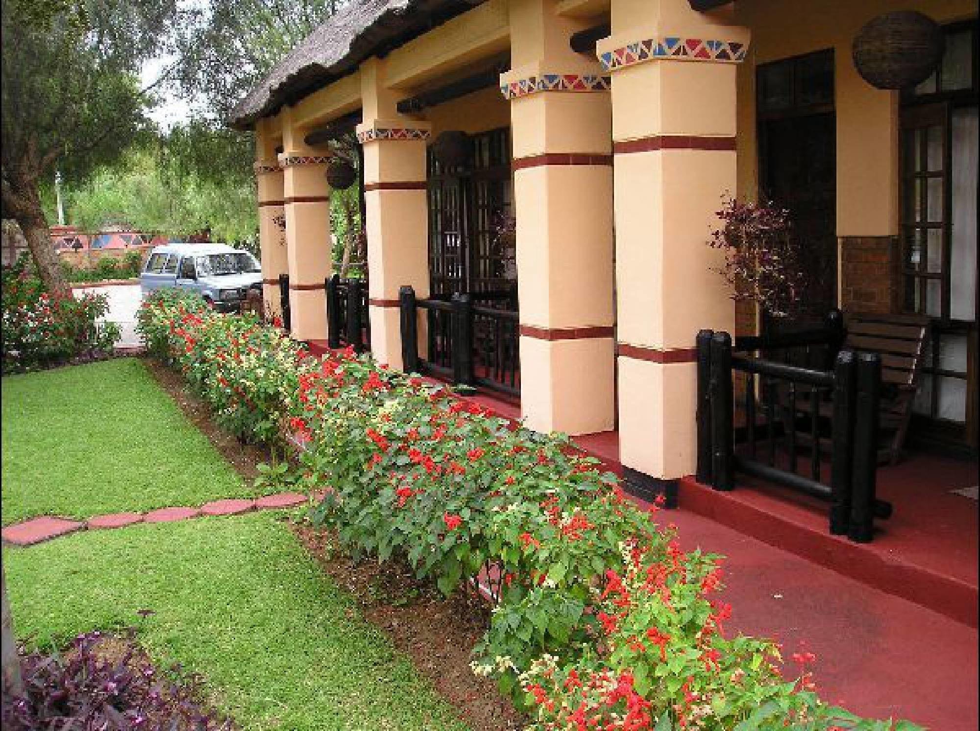 Vista Exterior Lalani Hotel and Conference Centre