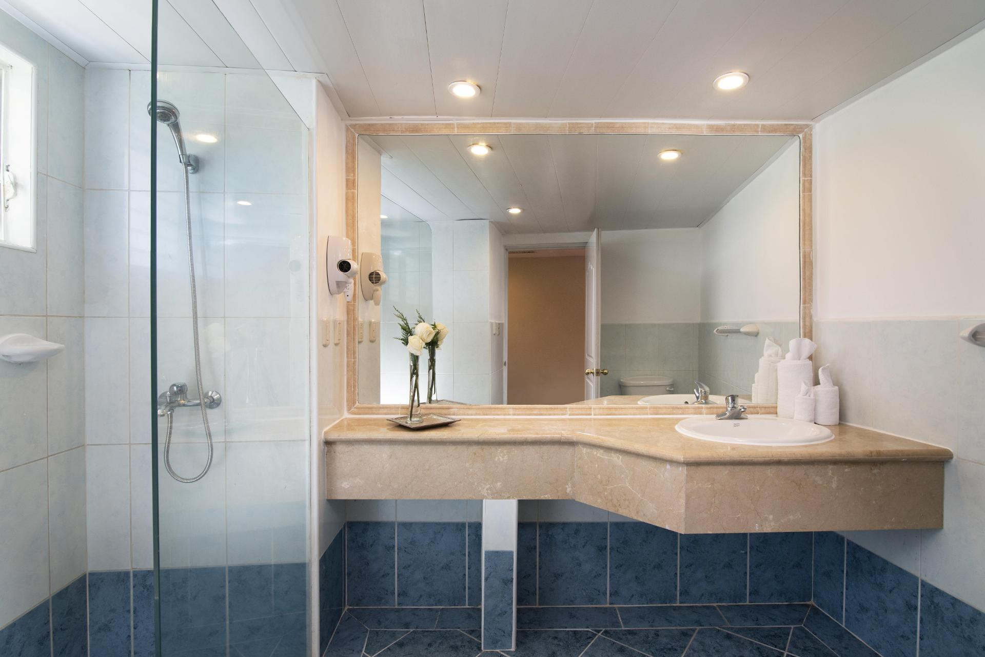 Baño Lifestyle Crown Residence Suites