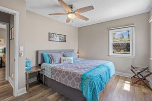 Alquiler Vacacional - Cozy, updated lake home with magnificent sunset views, lake access and dock.