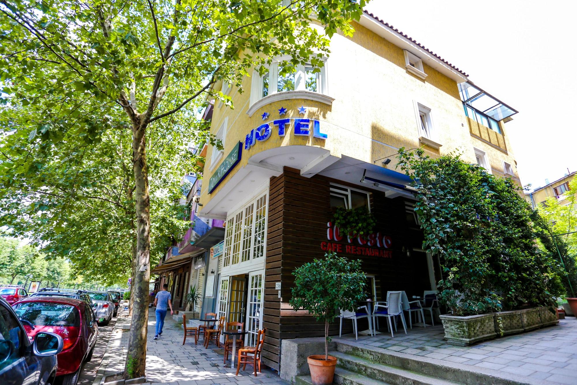 Varios Hotel Town House