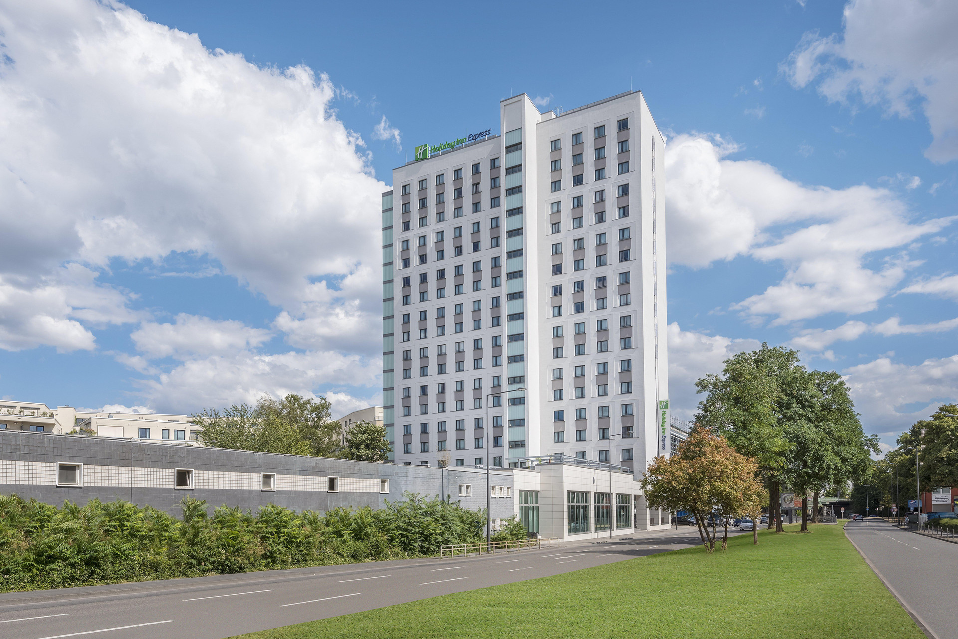 Vista Exterior Premier Inn Köln City Süd