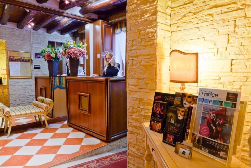 Vista Lobby HOTEL HENRY