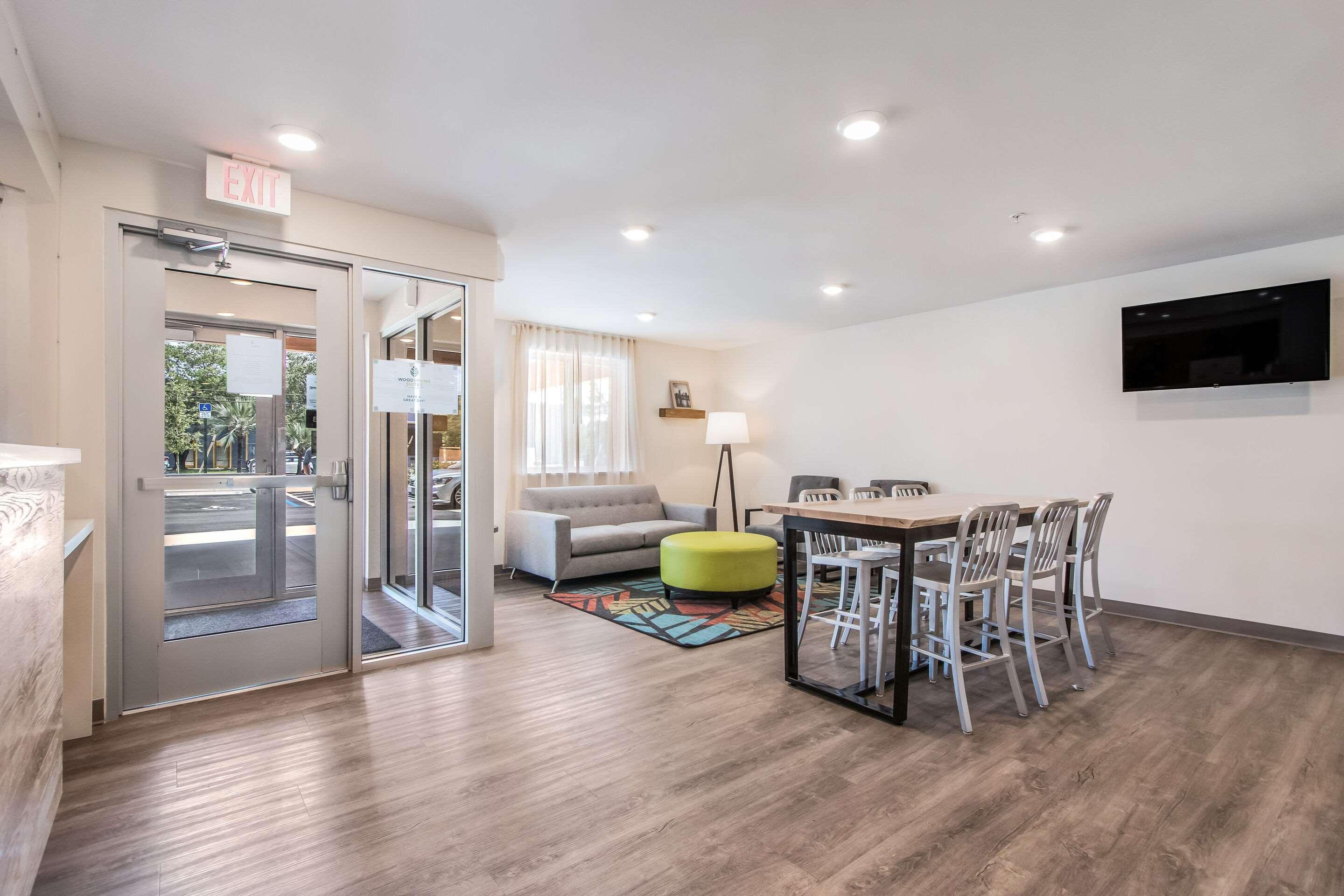 Vista Lobby WoodSpring Suites Doral Miami Airport