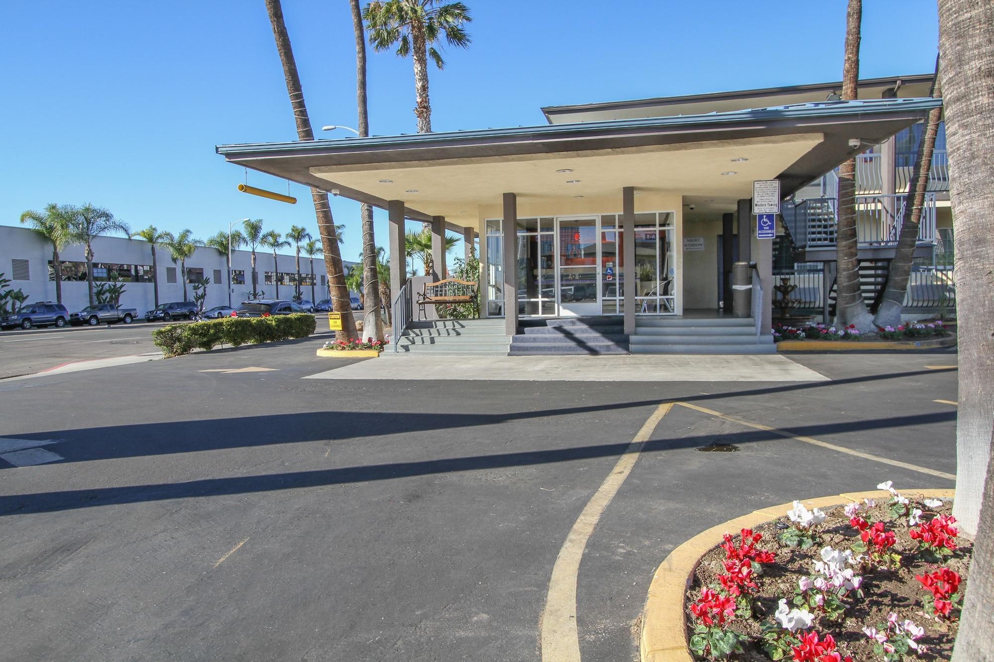 Vista Exterior Motel 6 San Diego Airport - Harbor