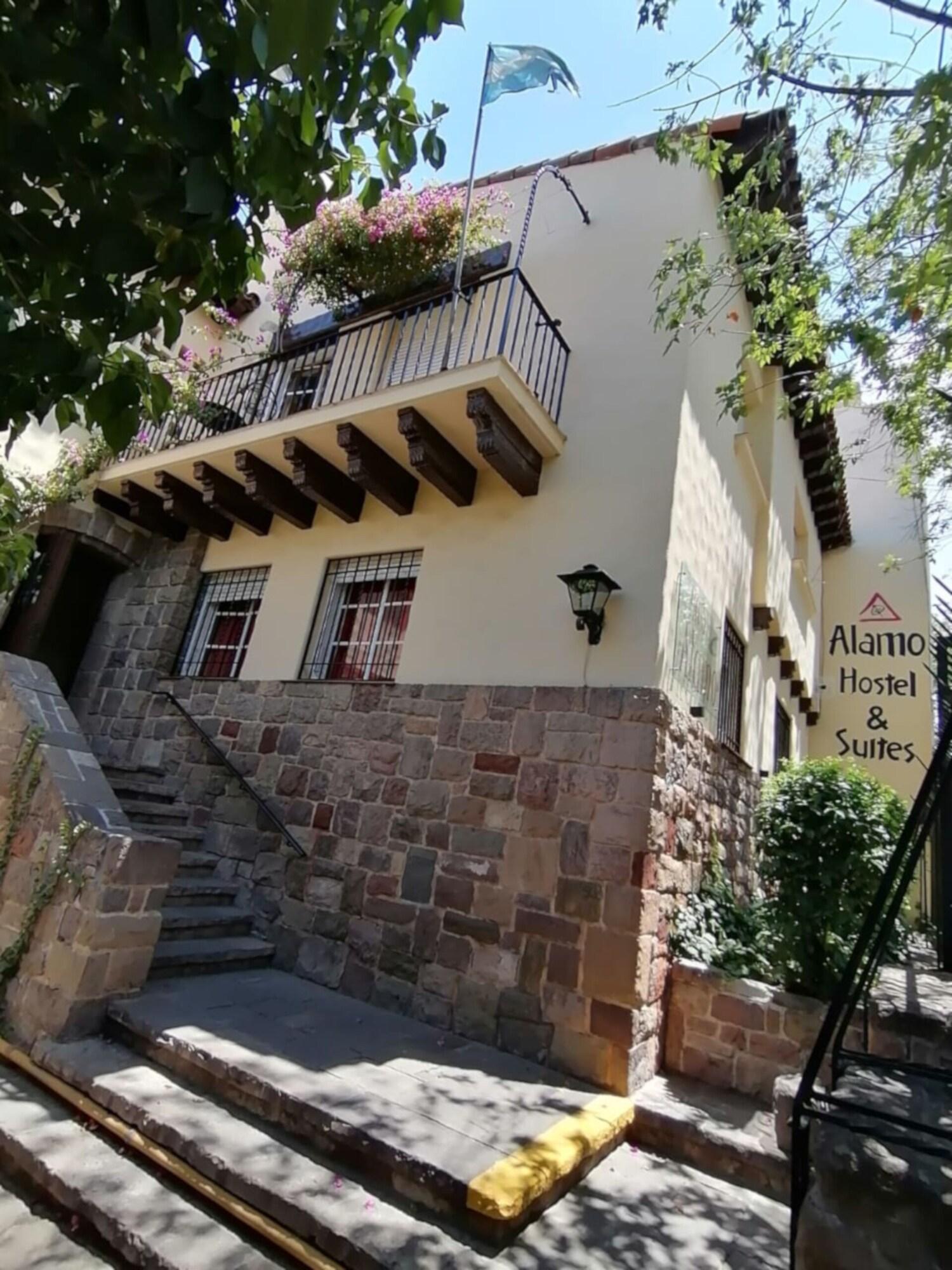 Varios Alamo Hostel & Suites