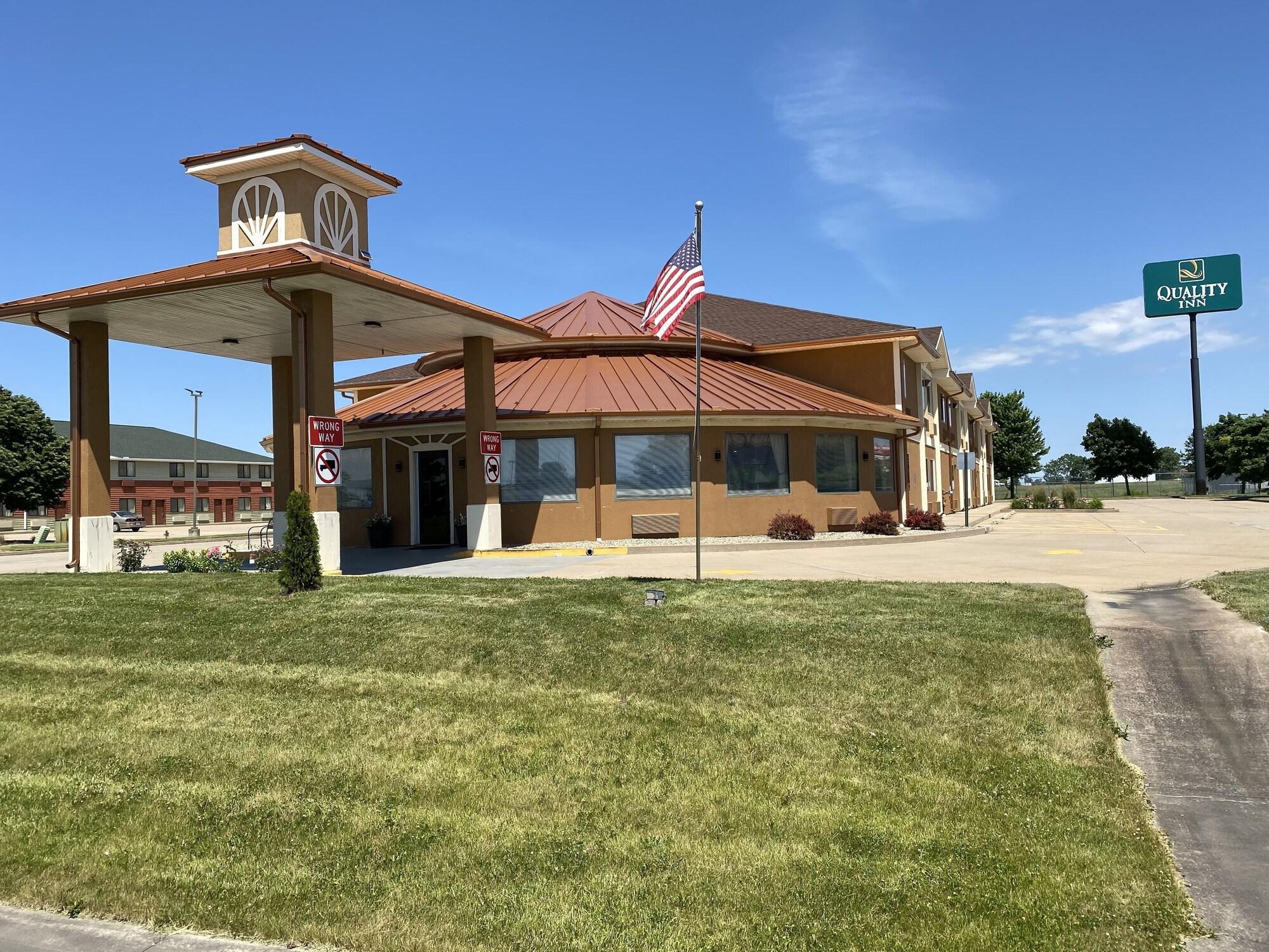 Vista Exterior Quality Inn Morton at I-74