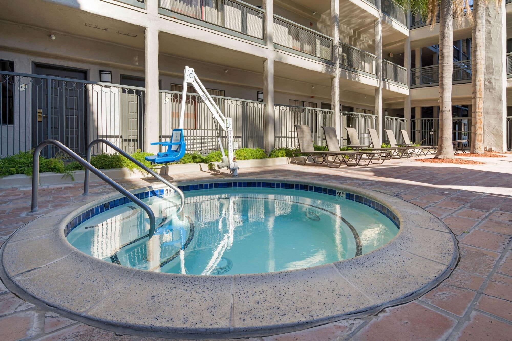 Spa La Quinta Inn & Suites by Wyndham Orange County Airport