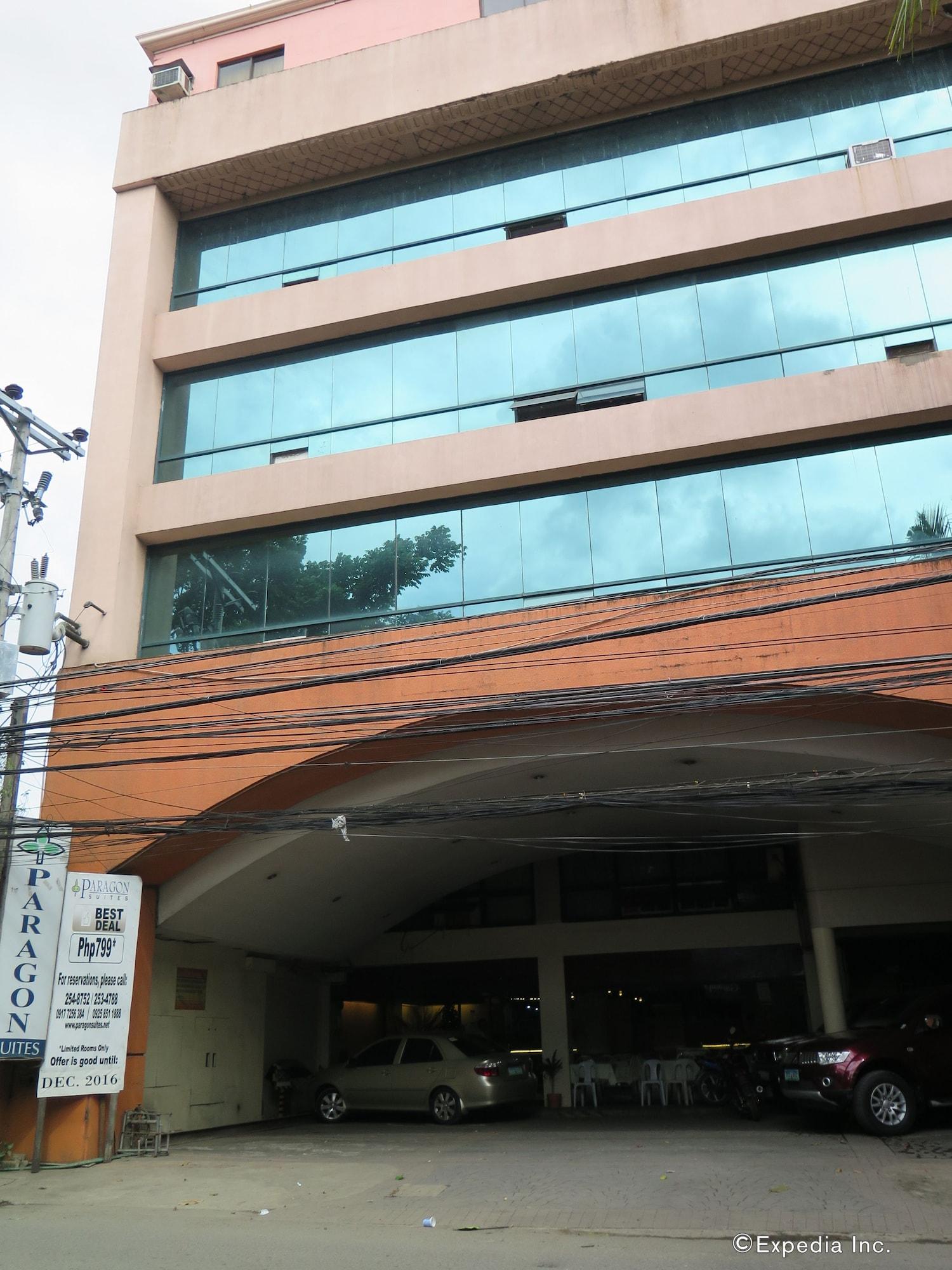 Vista Exterior Paragon Suites