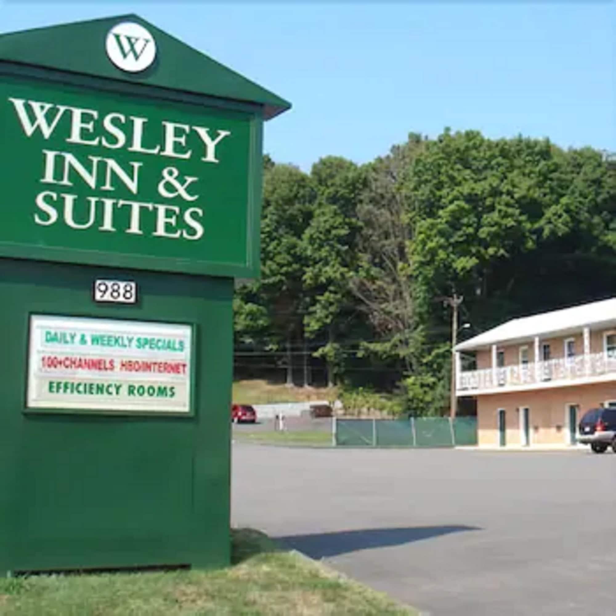 Vista Exterior Wesley Inn & Suites