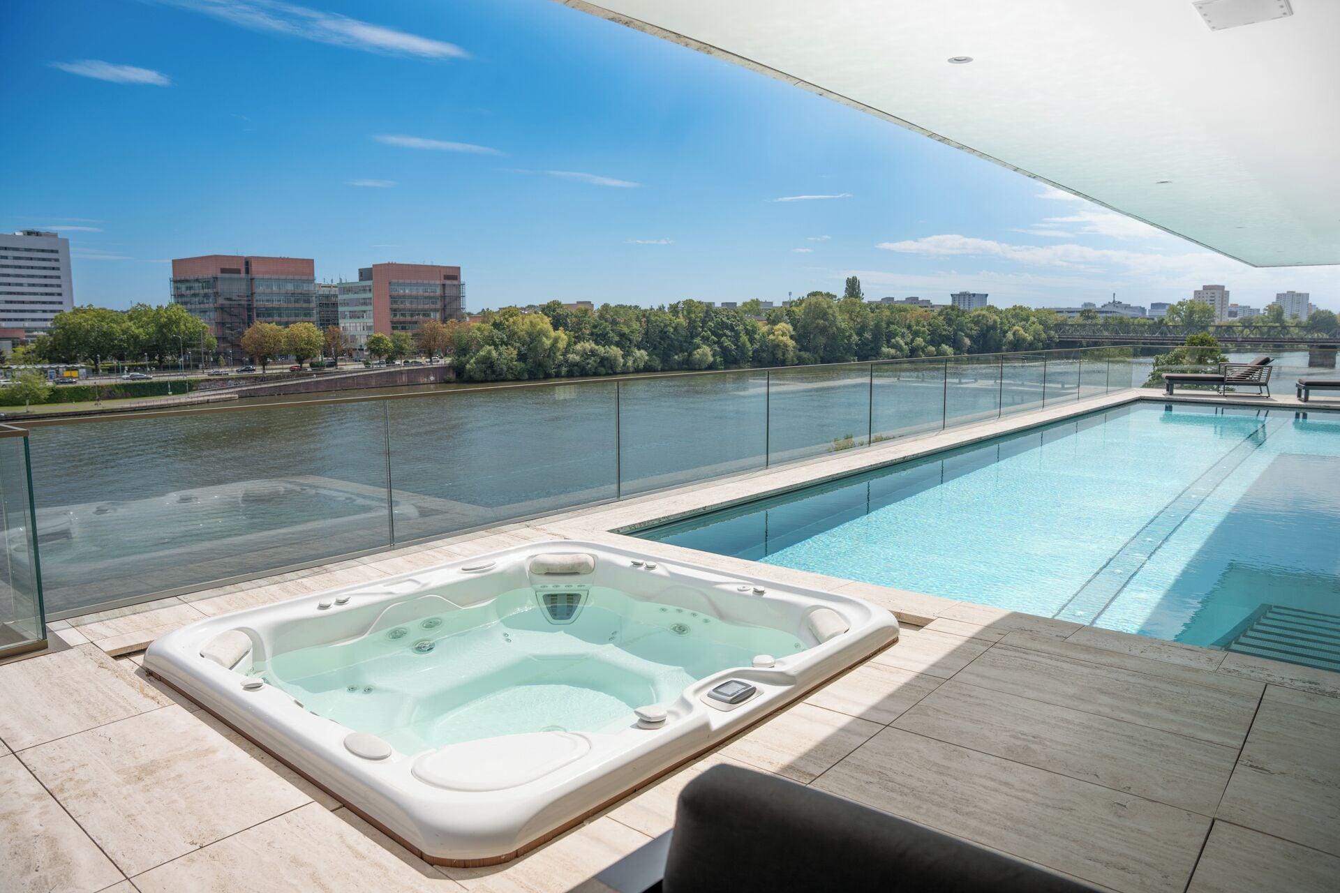 Vista Piscina Main Suites