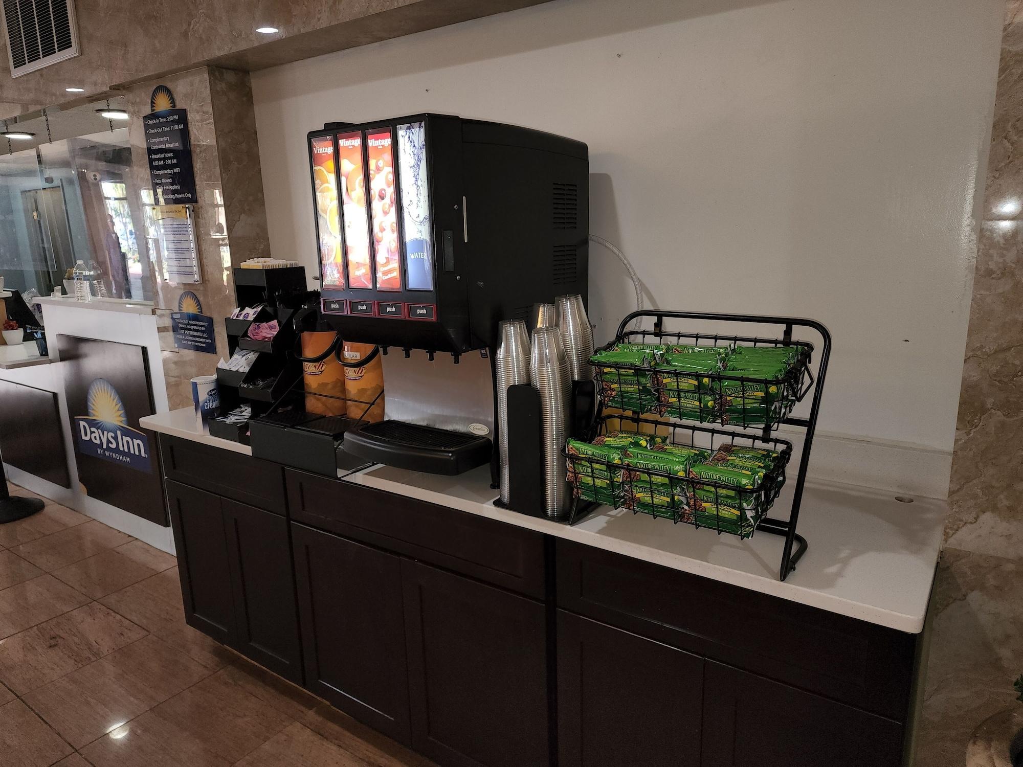 Restaurant Days Inn by Wyndham St. Petersburg / Tampa Bay Area
