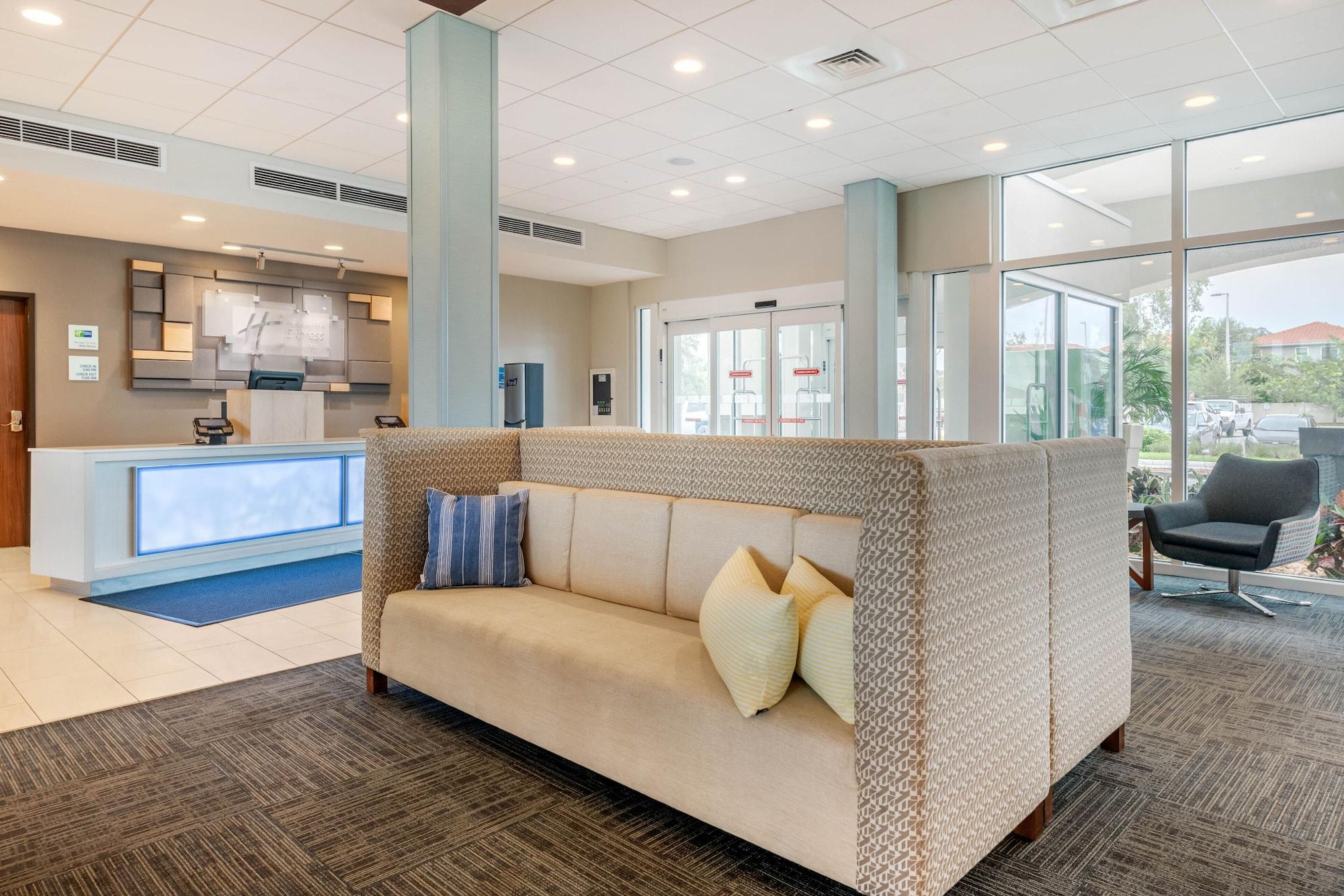 Vista Lobby Holiday Inn Express & Suites West Melbourne by IHG