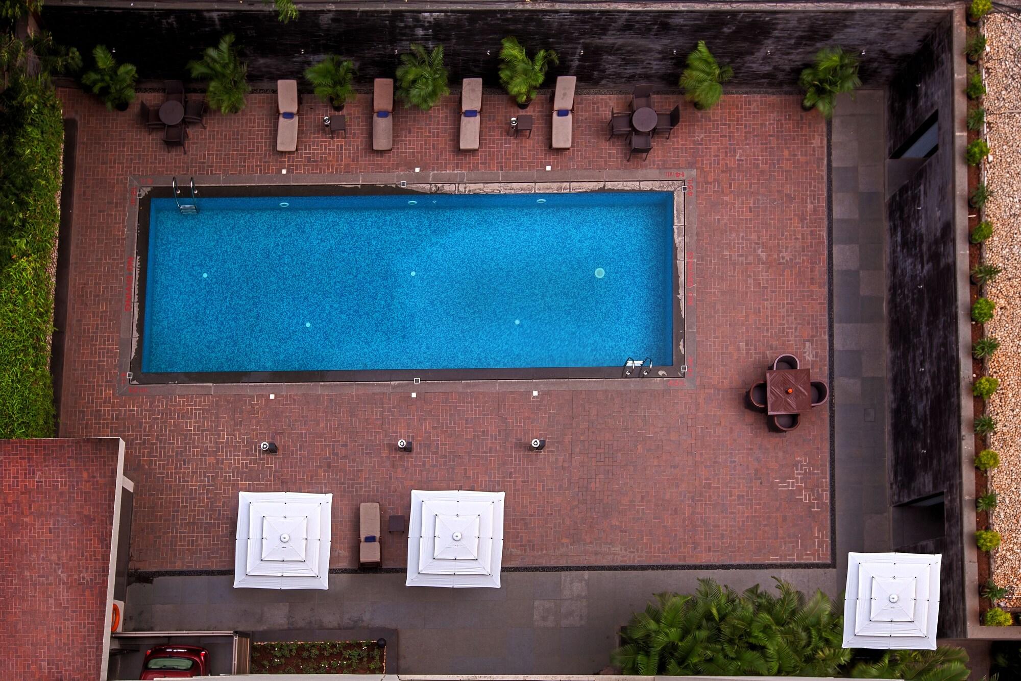 Vista Piscina Oakwood Residence Naylor Road Pune