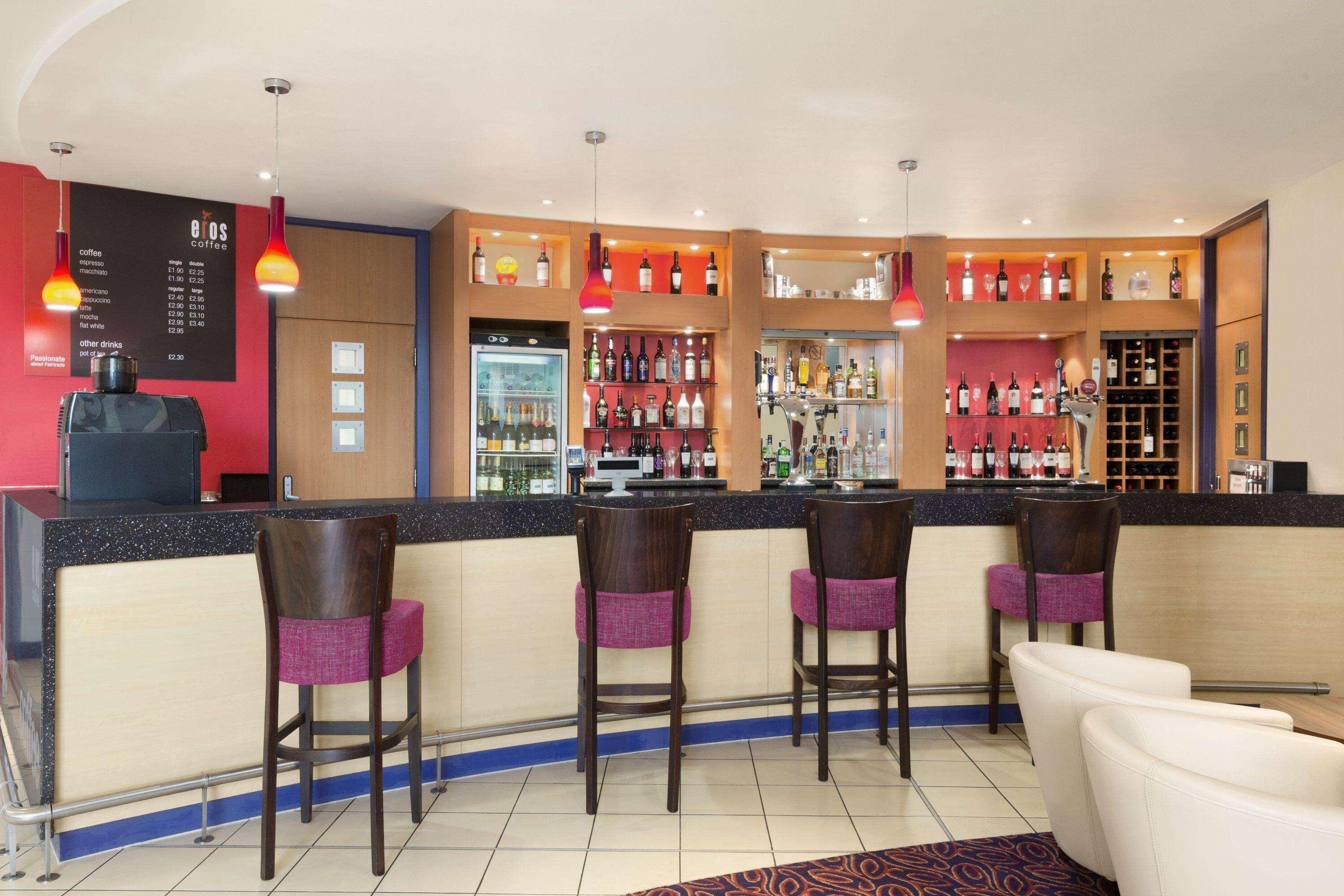 Bar/Salón Ramada by Wyndham London North M1