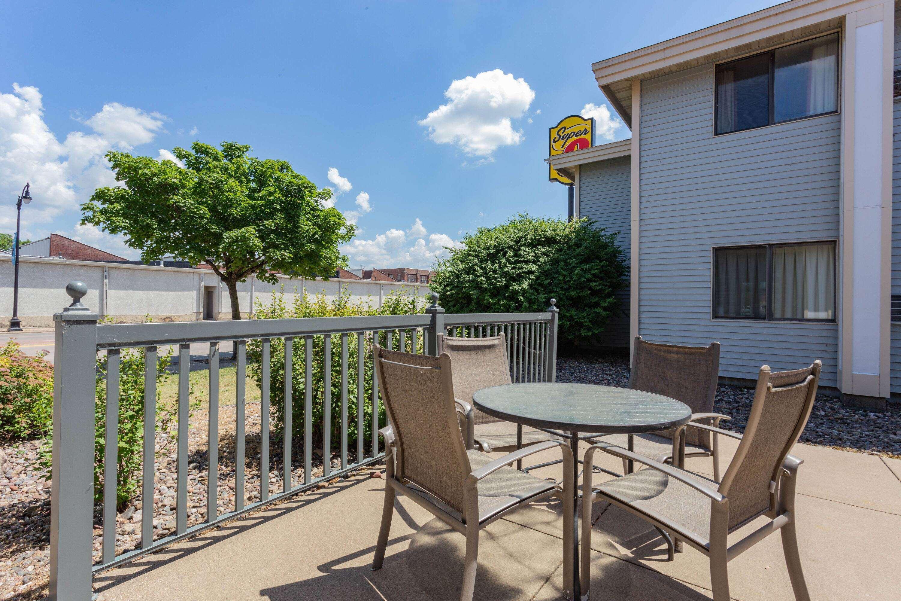 Vista Exterior Super 8 by Wyndham La Crosse