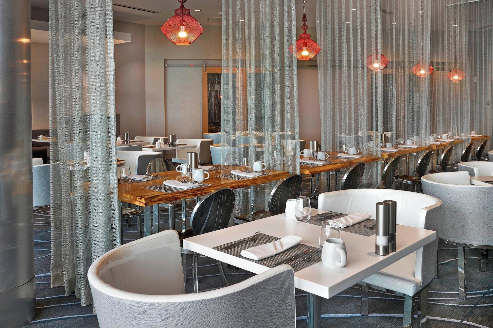 Restaurant Renaissance Edmonton Airport Hotel