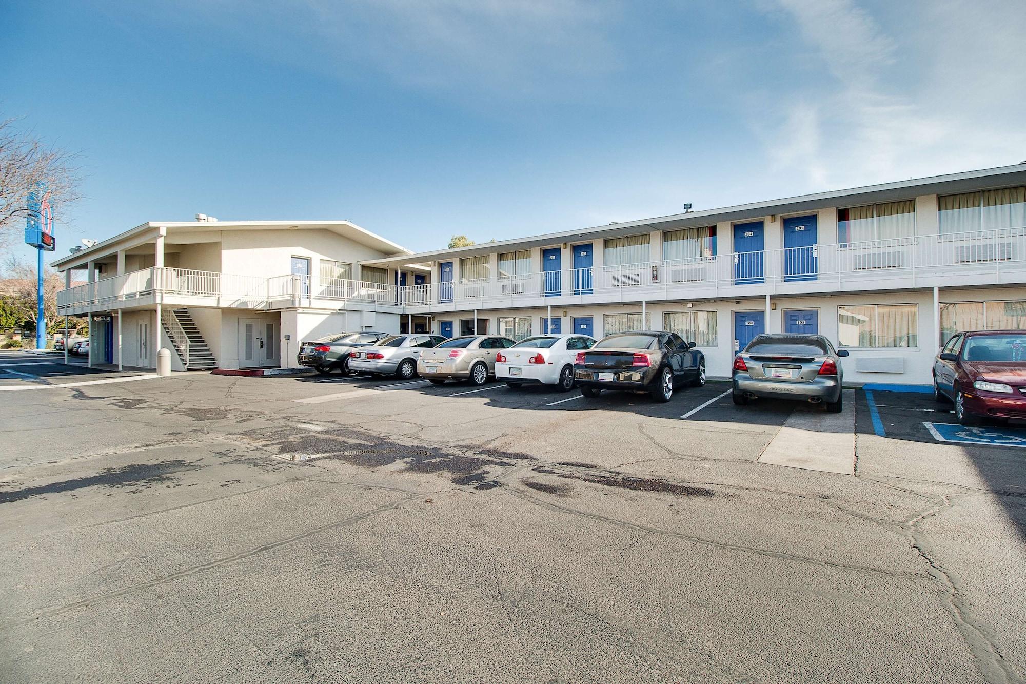 Vista Exterior Motel 6 Phoenix East