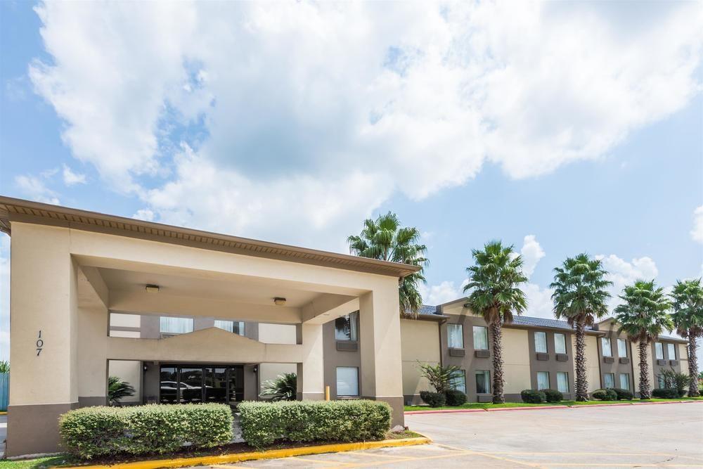 Vista Exterior Howard Johnson by Wyndham Iowa LA
