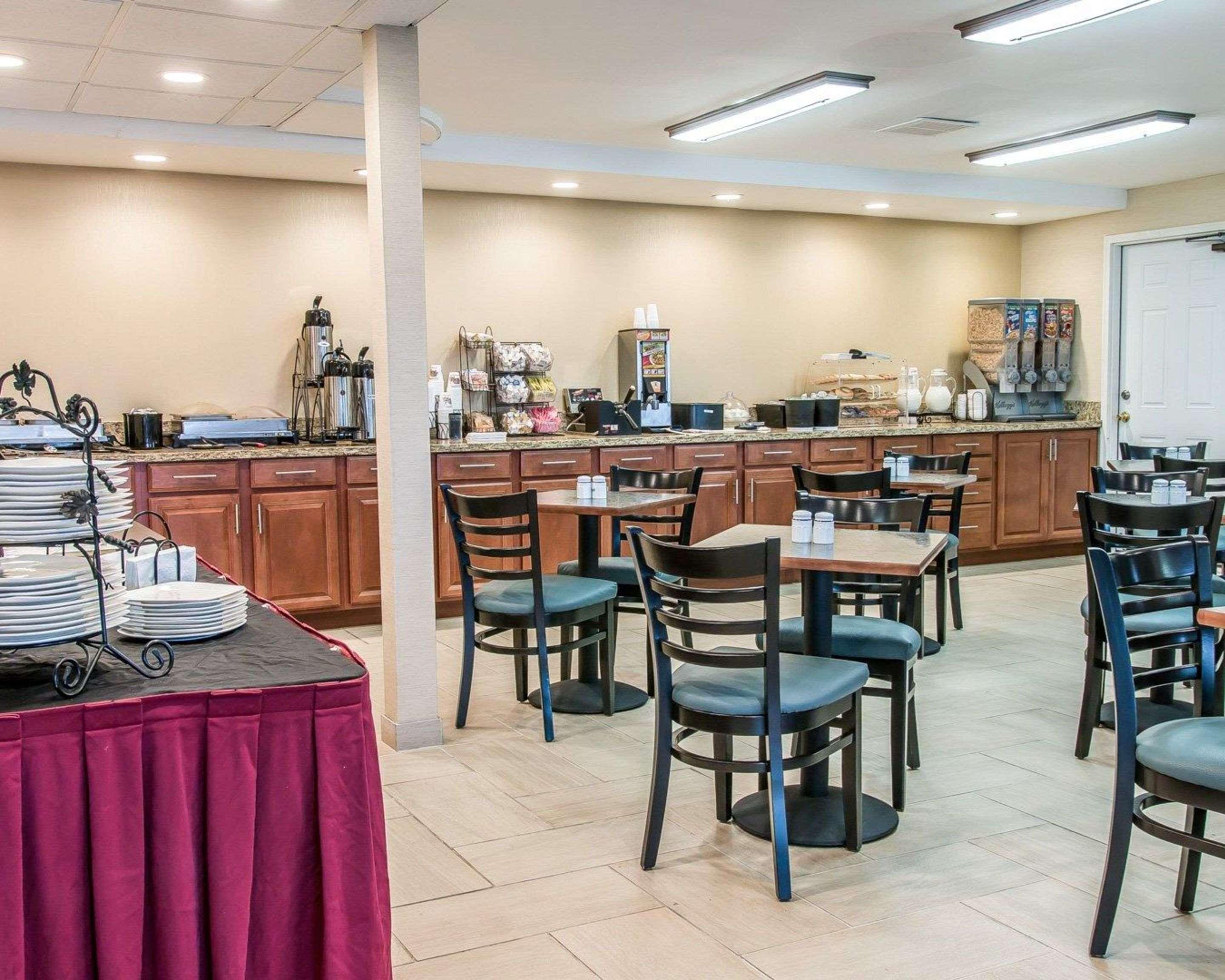 Restaurant Clarion Inn I-94 near Expo Center