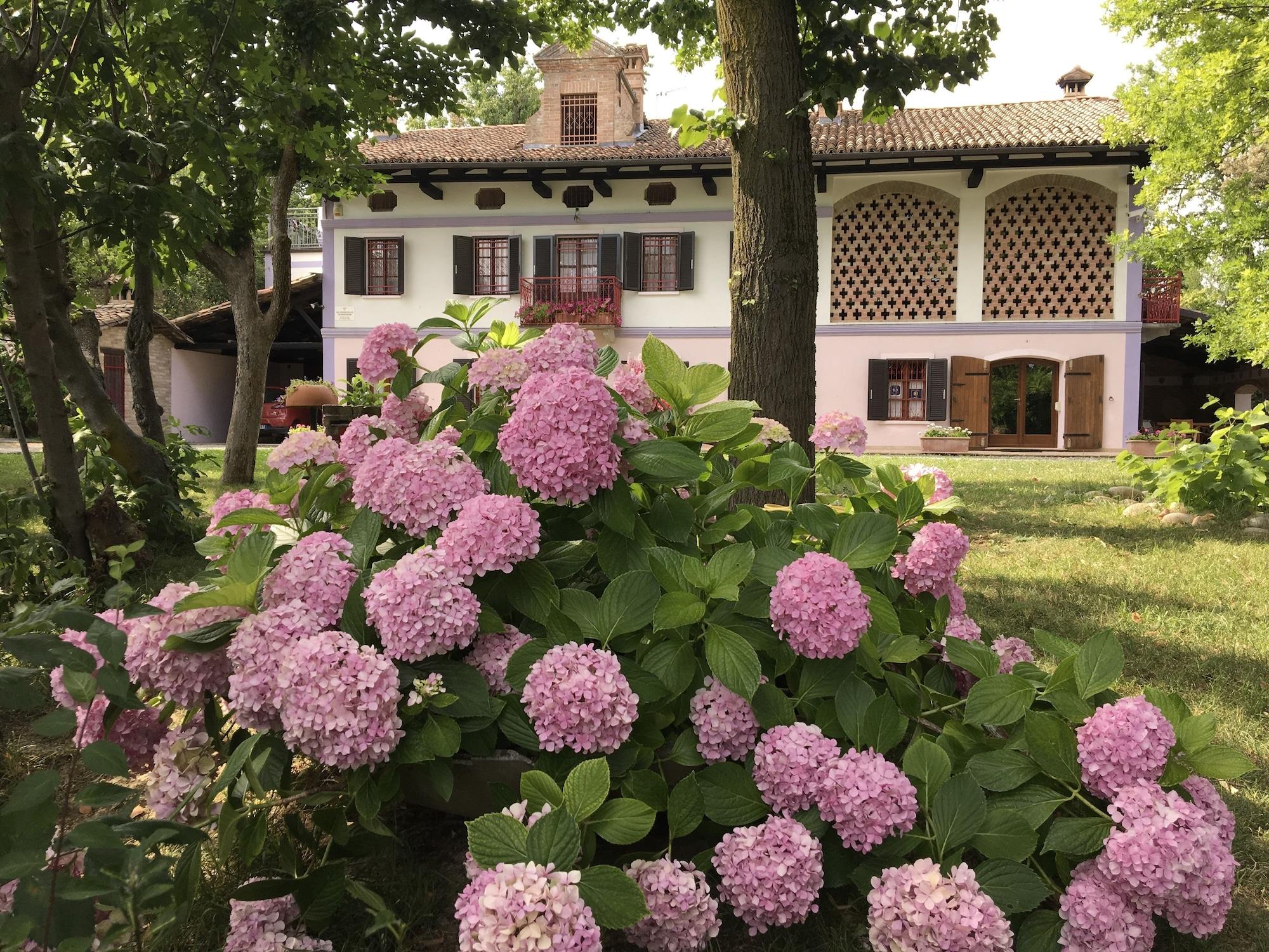 Vista Exterior Cascina Il Bricco