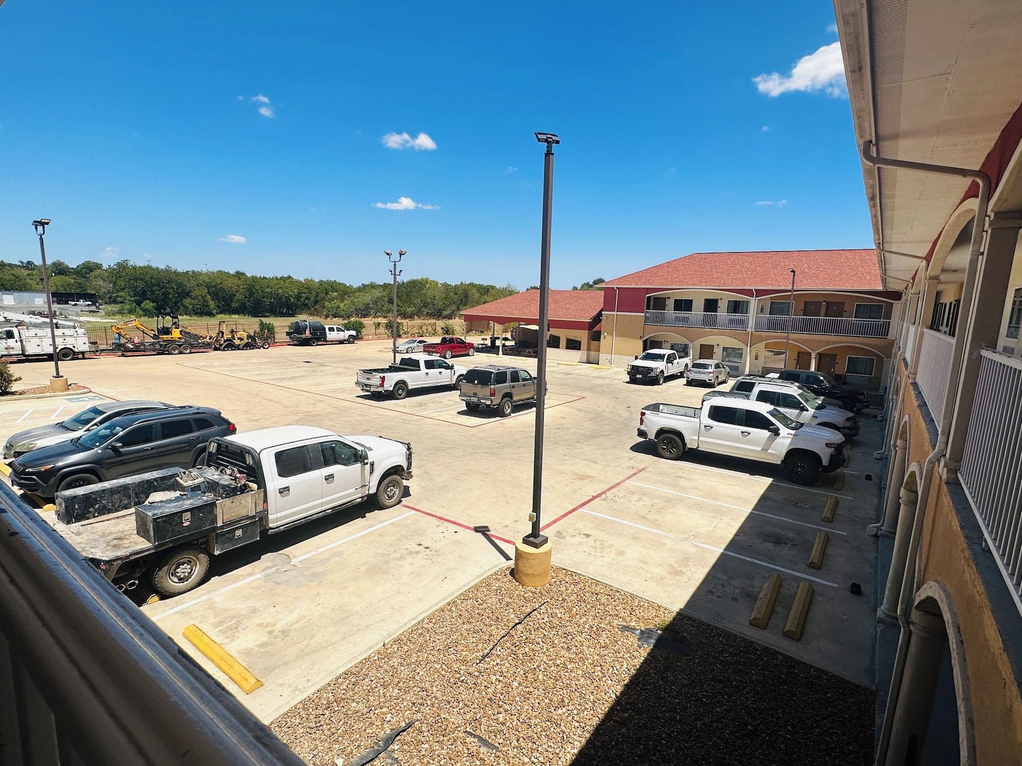 Vista Exterior Executive Inn and Suites