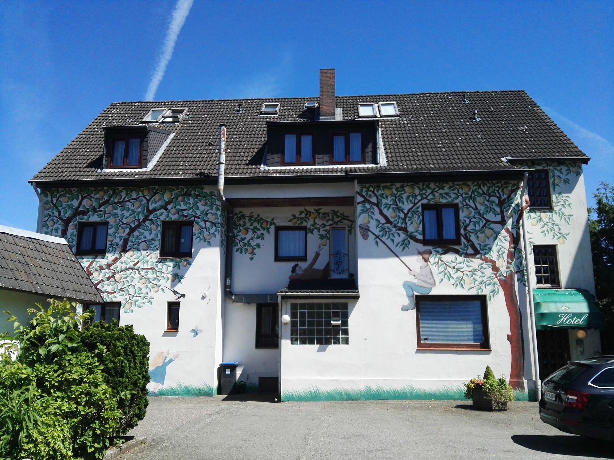 Varios Hotel zum Studio