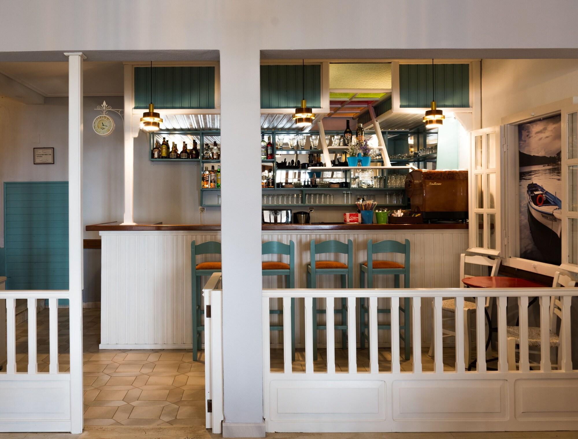 Bar/Salón Drymna Hotel