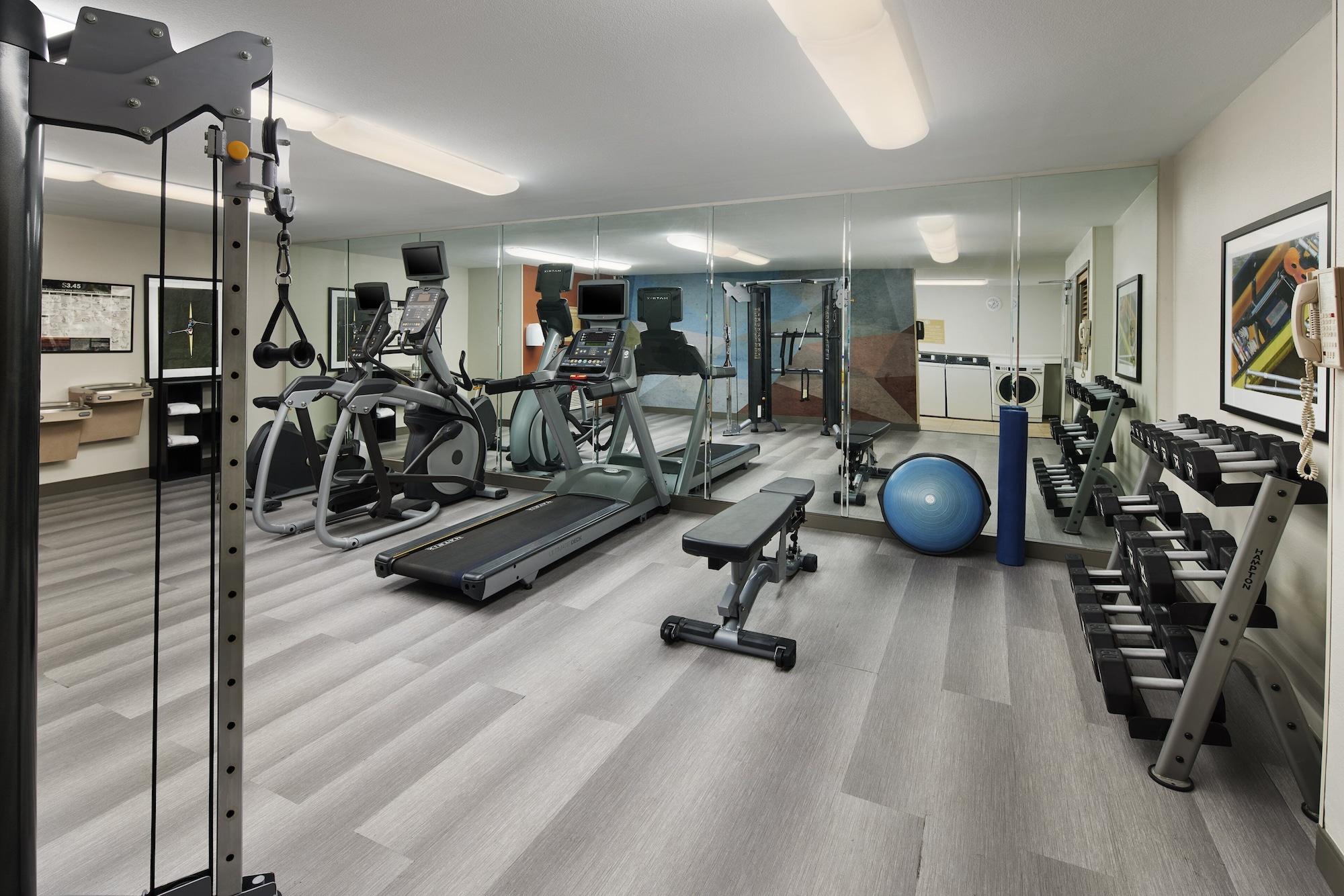 Gimnasio Candlewood Suites I-26 at Northwoods Mall by IHG