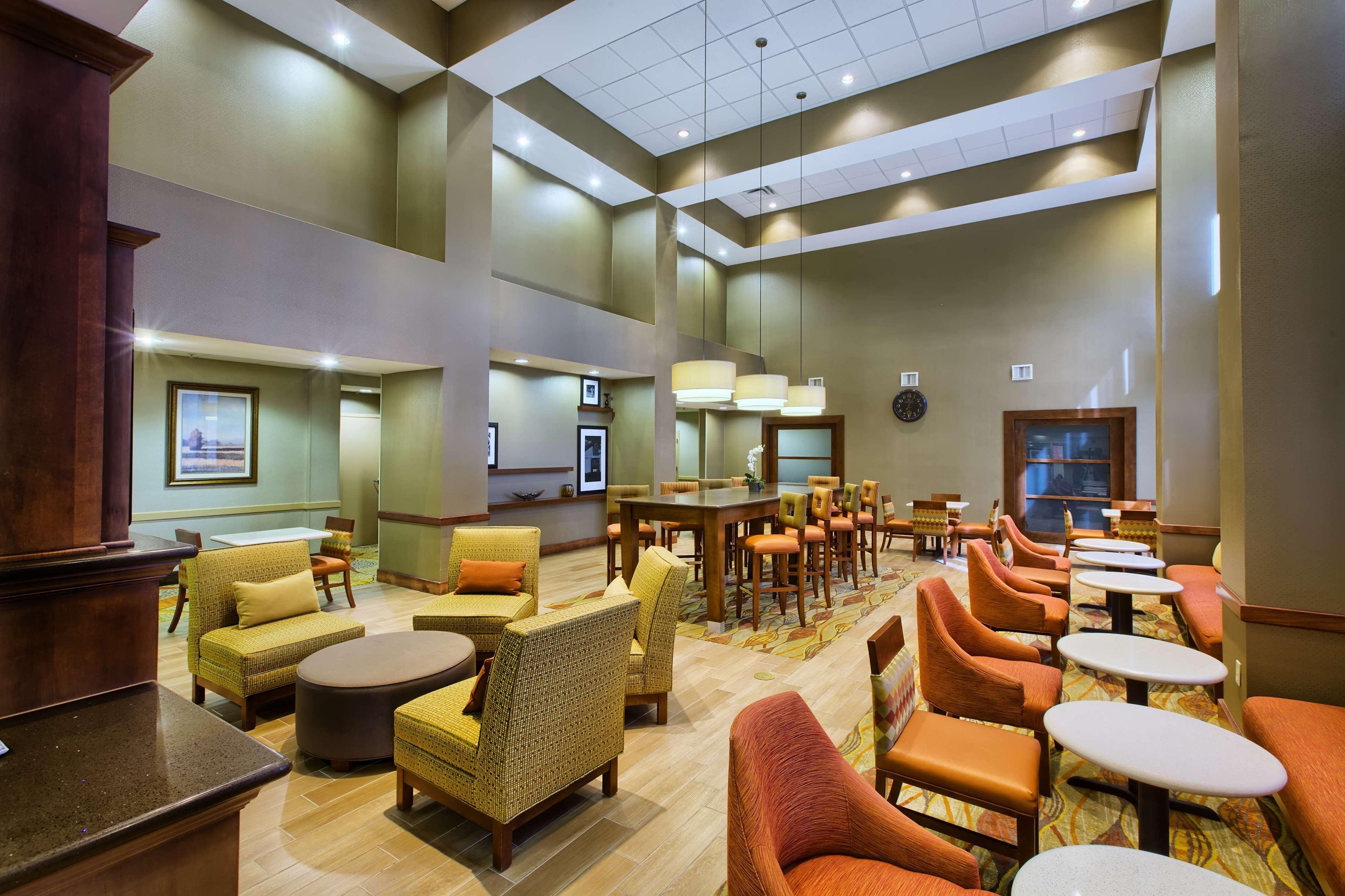 Vista Lobby Hampton Inn & Suites Houston - Rosenberg