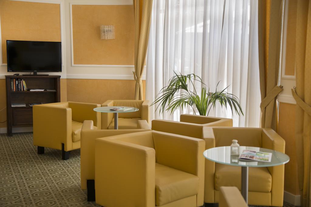 Vista Lobby Grand Hotel