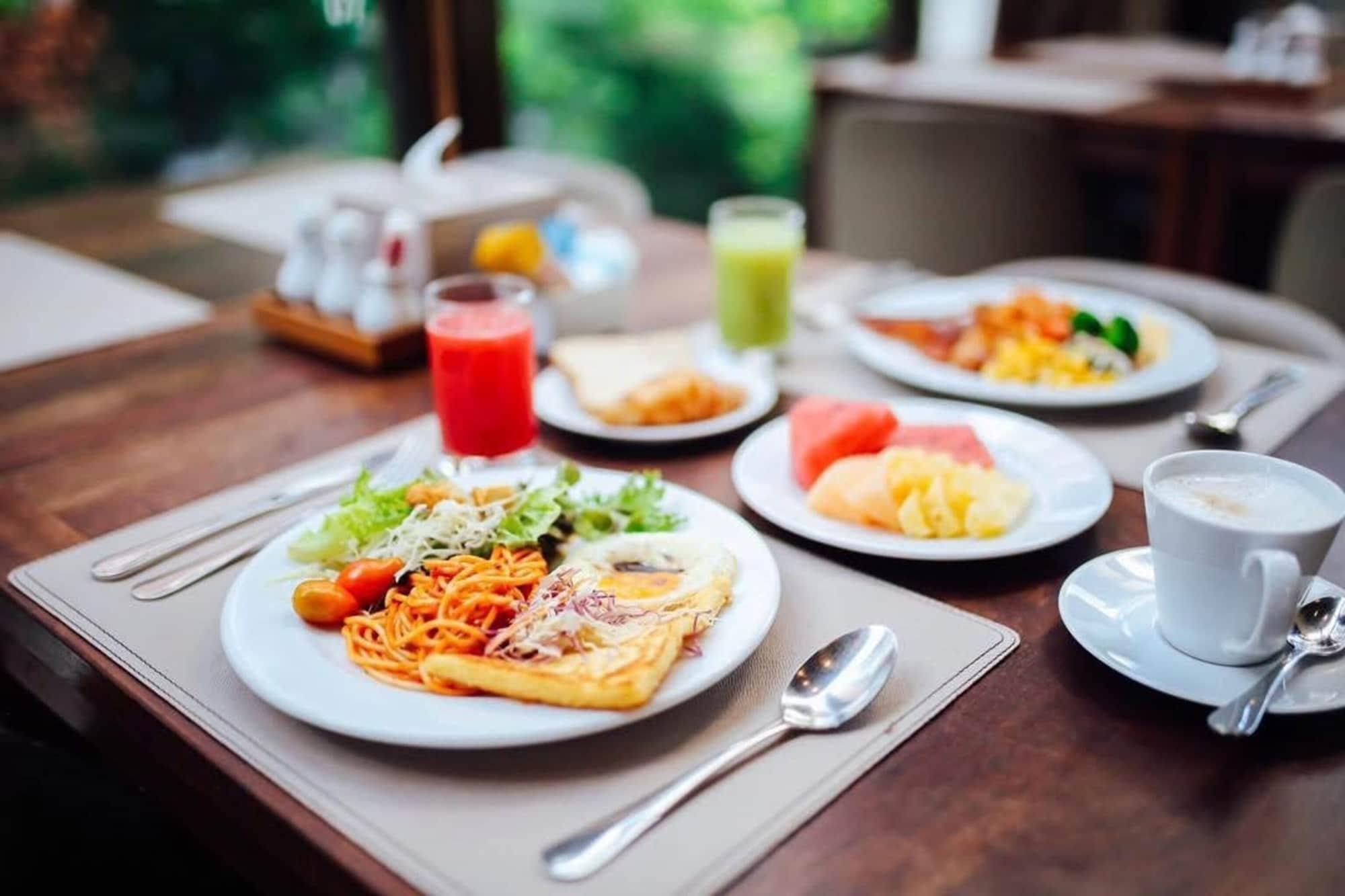 Restaurant Balcony Courtyard Sriracha Hotel Serviced Apartmen