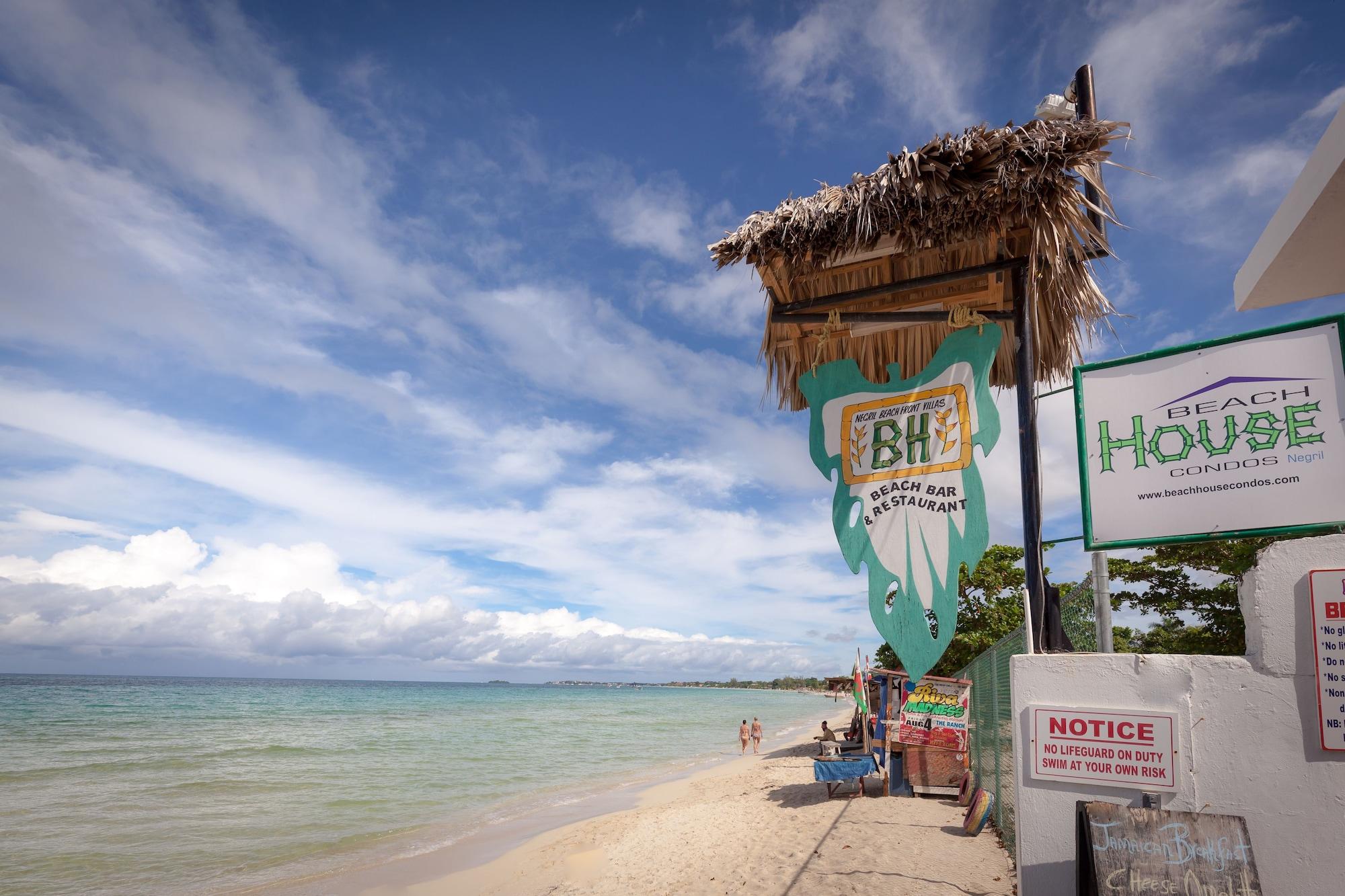 Vista da fachada Beach House Condos Negril
