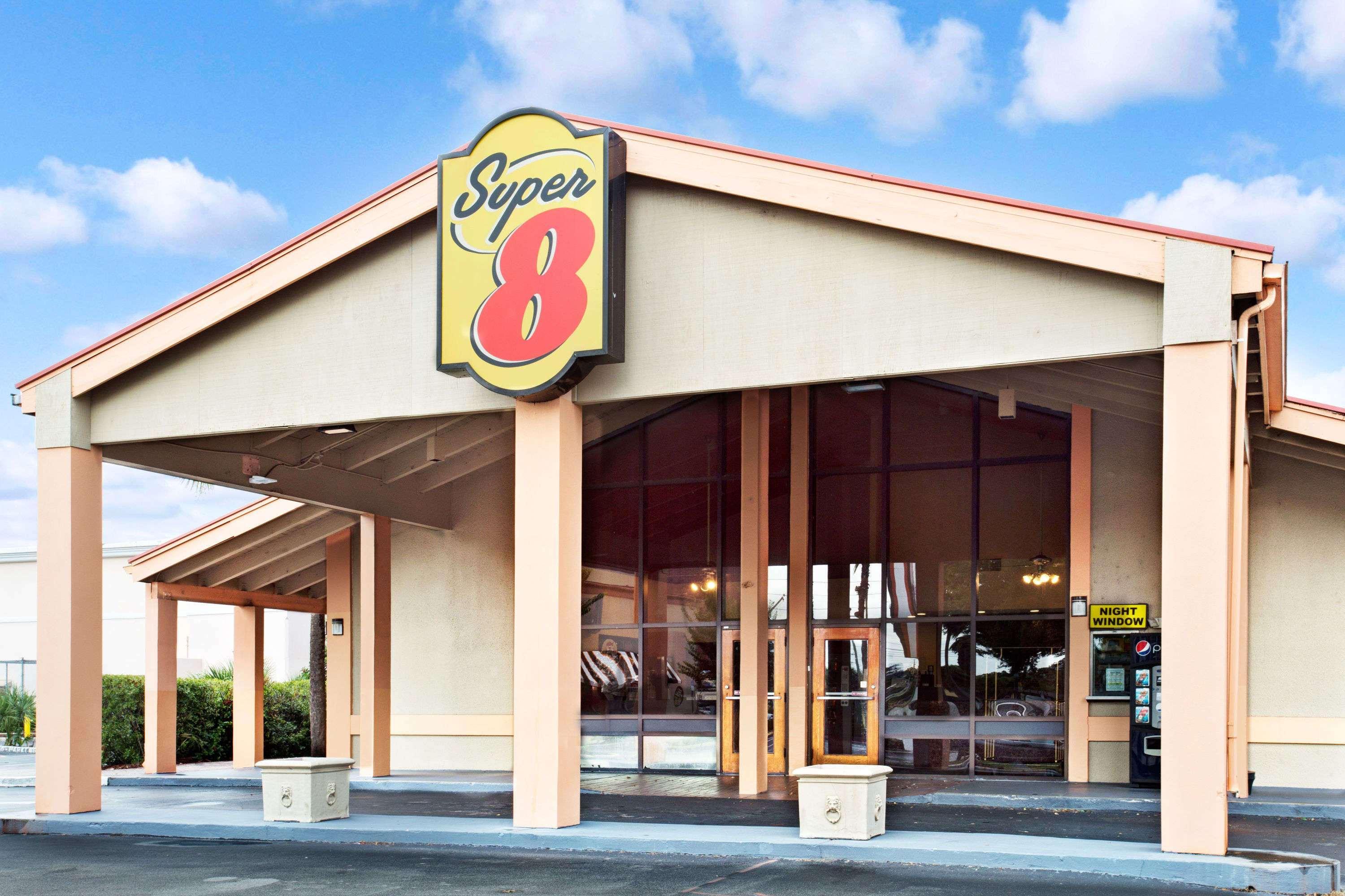 Vista Exterior Super 8 by Wyndham Kissimmee/Maingate/Orlando Area