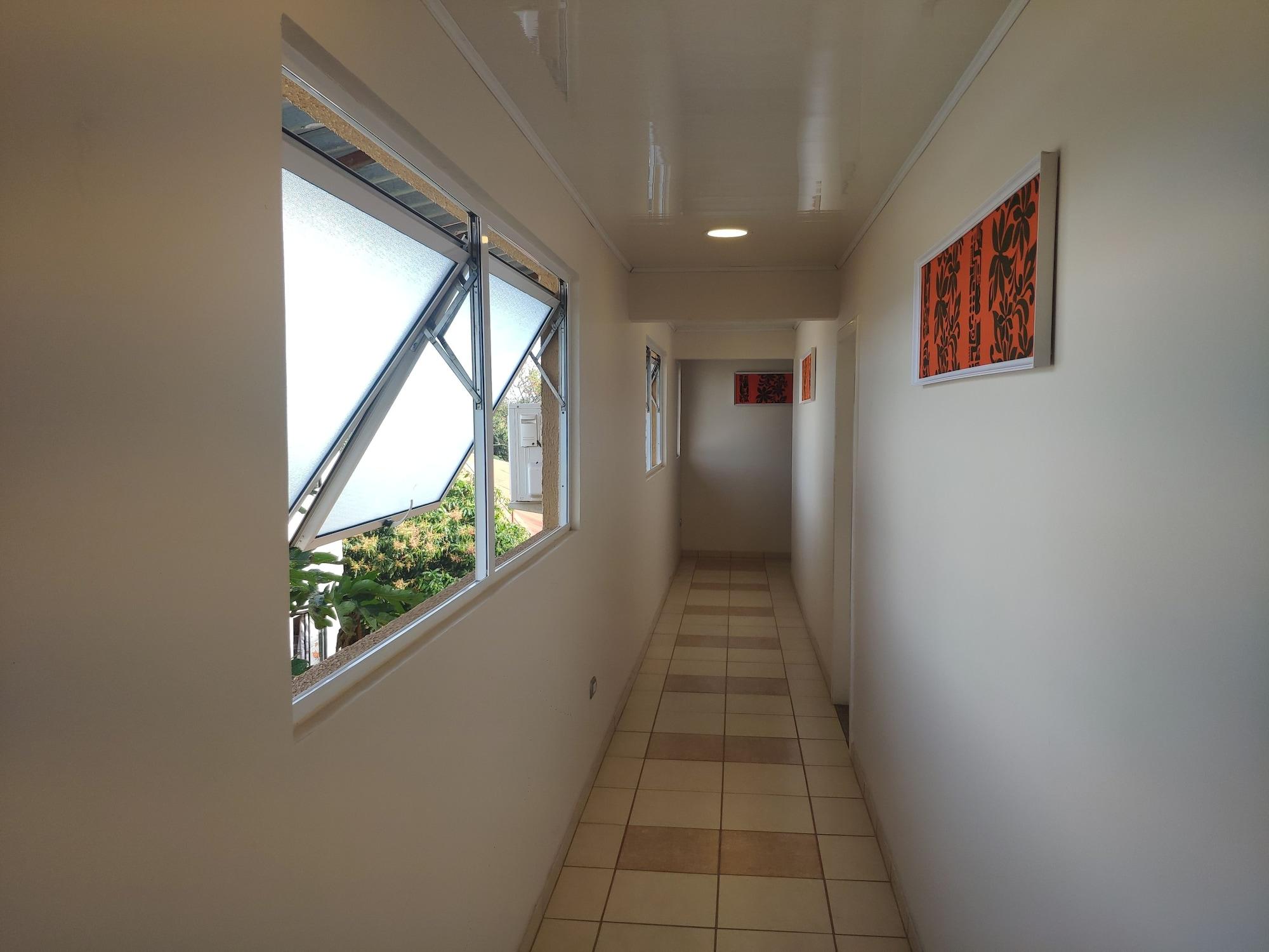 Varios Hotel Maea Hare Repa
