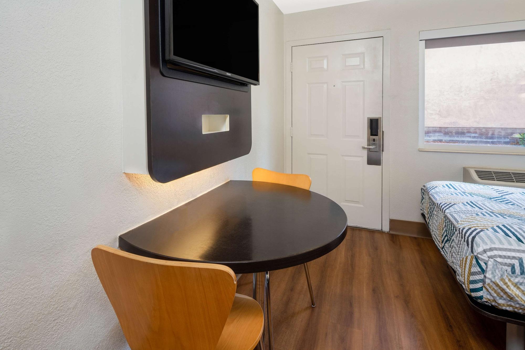 Set de Habitación Motel 6 Santa Barbara, CA - State Street