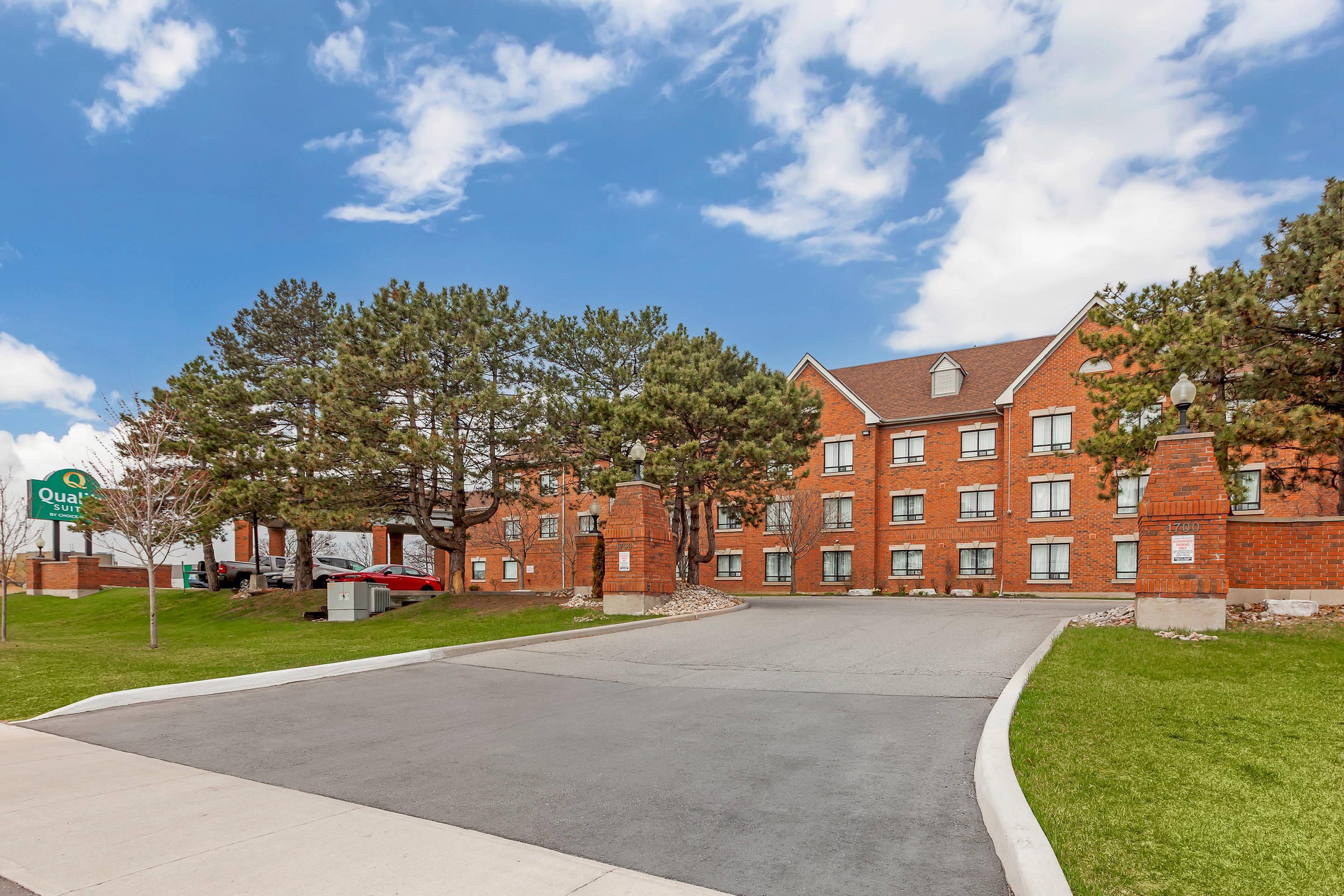 Vista Exterior Quality Suites Whitby